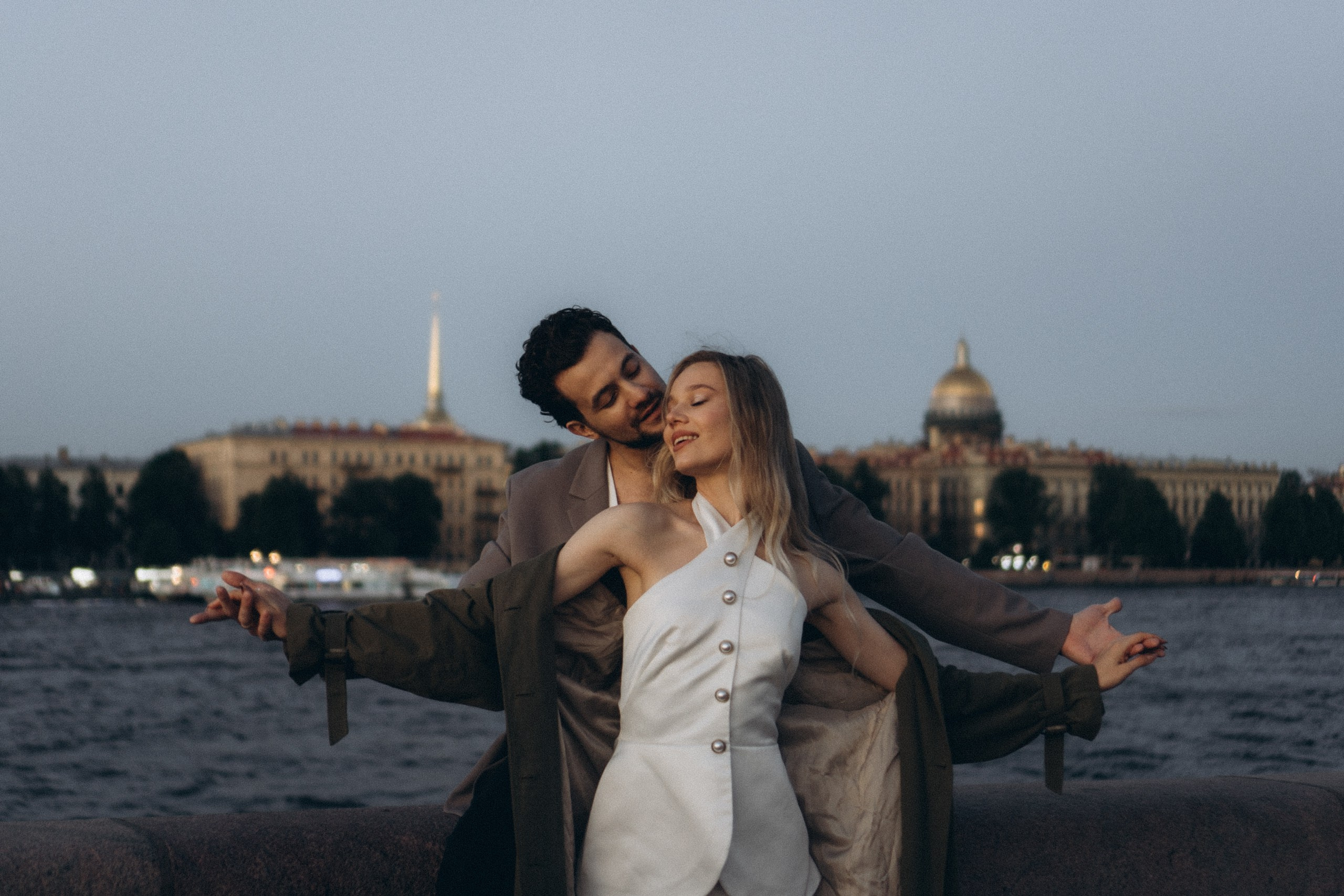 СВАДЕБНАЯ СЬЕМКА ПАРЫ НА РАССВЕТЕ В БЕЛЫЕ НОЧИ И ПРОГУЛКА С РАЗВОДНЫМИ МОСТАМИ И ПИКНИК ВОЗЛЕ ИСАКИЕВСКОГО СОБОРА. Профессиональный фотограф, Санкт-Петербург — Виктория Богомолова