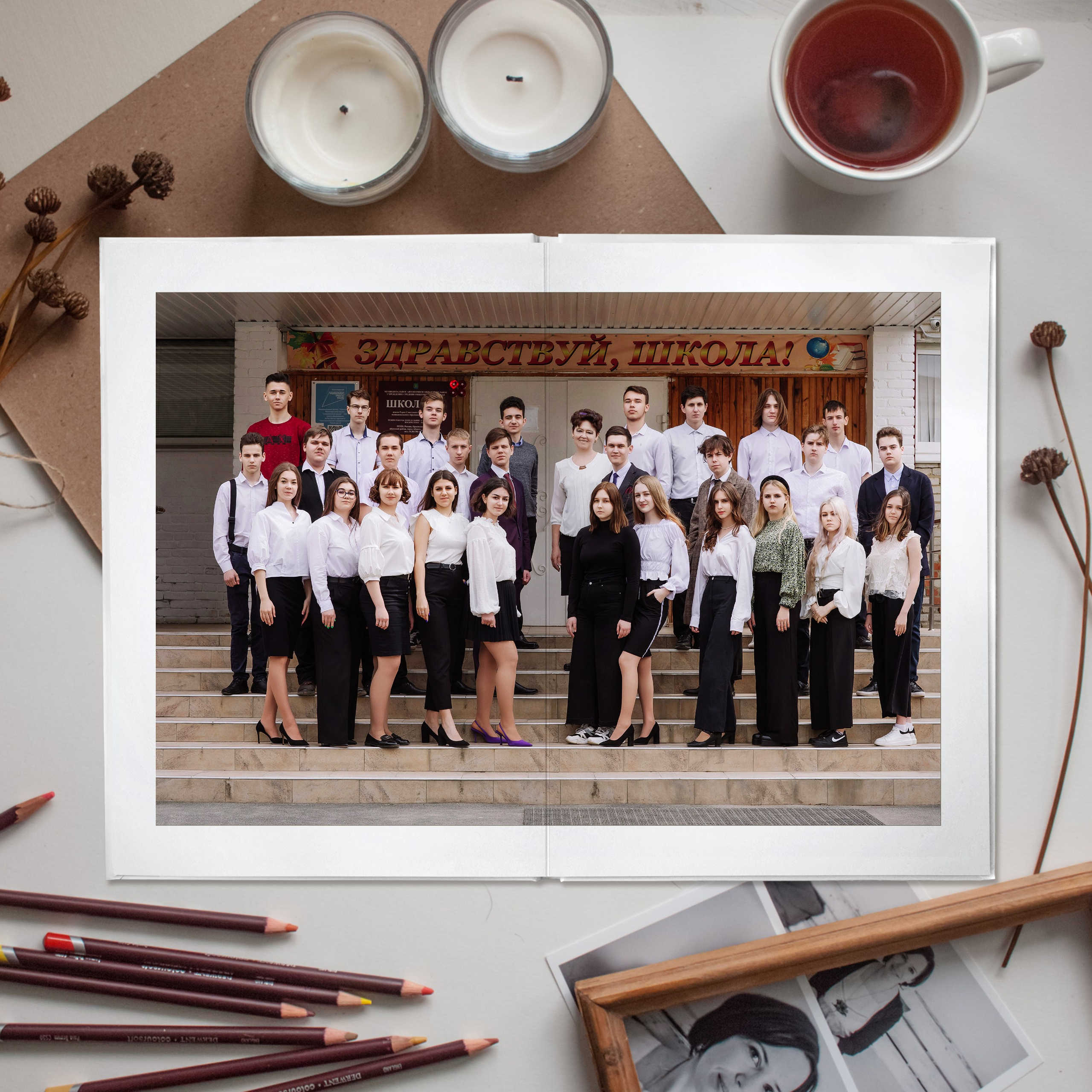 фото выпускников на крылечке школы