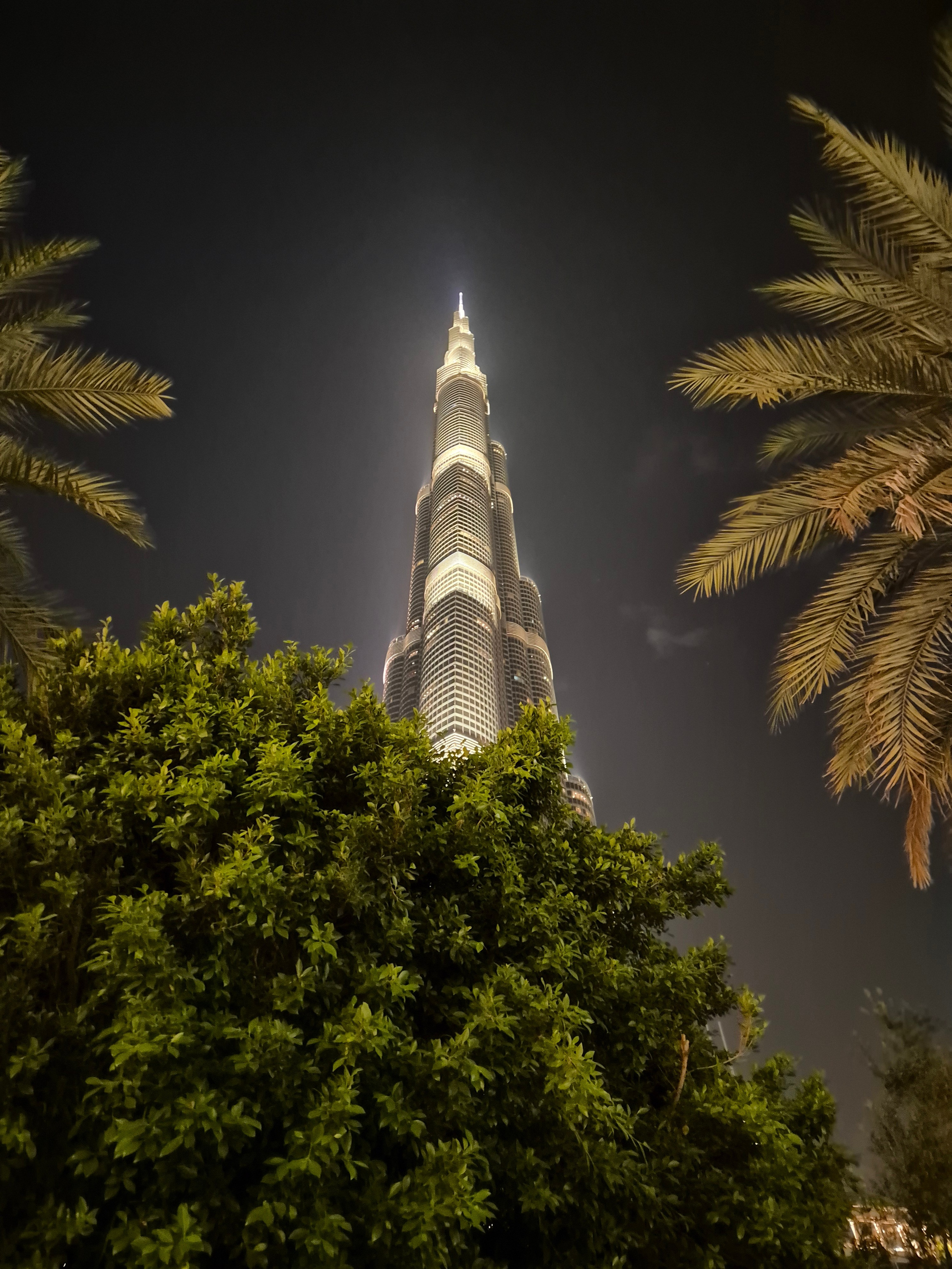 В воздухе водяная взвесь, испарения создавали светящийся ореол вокруг башни