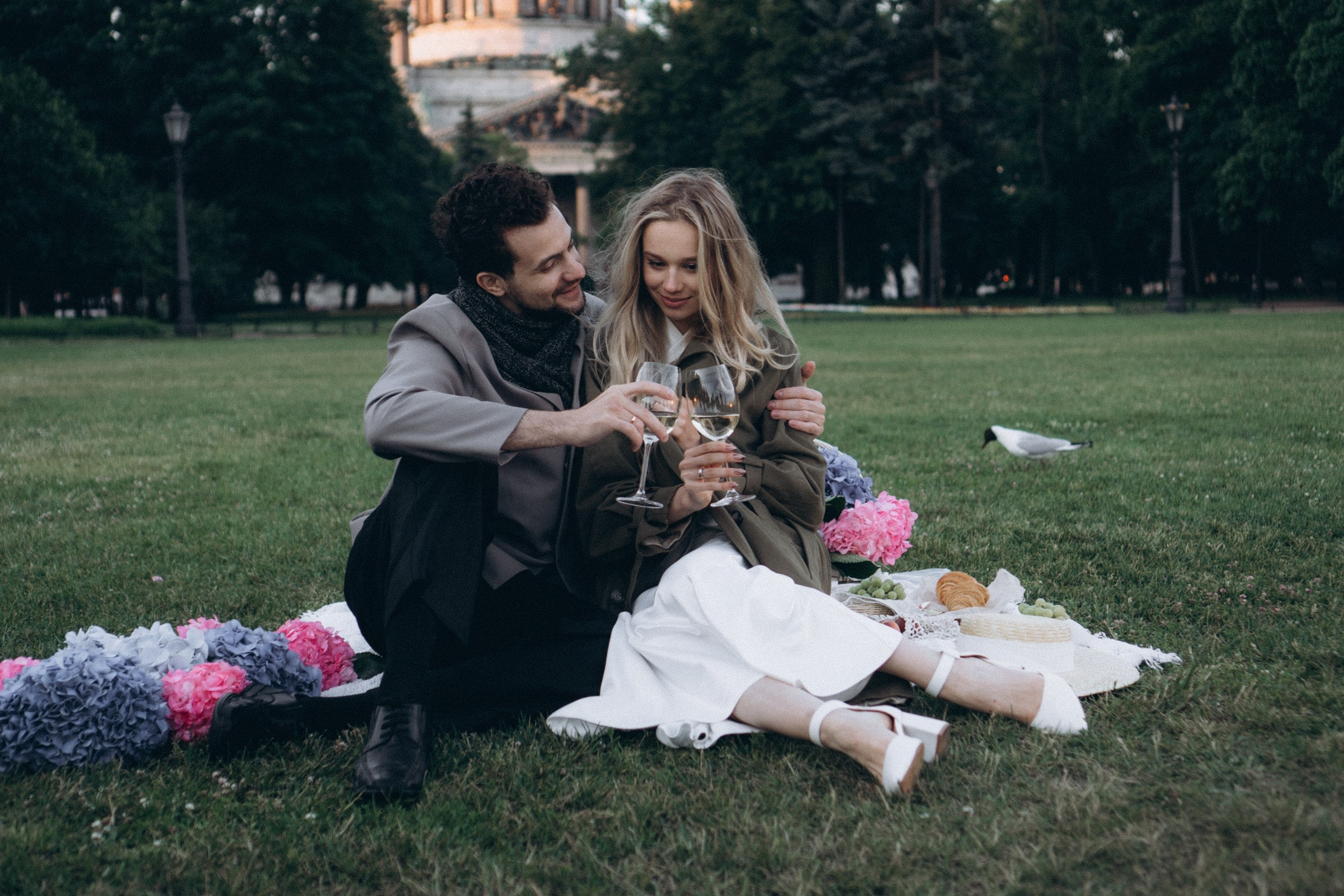 СВАДЕБНАЯ СЬЕМКА ПАРЫ НА РАССВЕТЕ В БЕЛЫЕ НОЧИ И ПРОГУЛКА С РАЗВОДНЫМИ МОСТАМИ И ПИКНИК ВОЗЛЕ ИСАКИЕВСКОГО СОБОРА. Профессиональный фотограф, Санкт-Петербург — Виктория Богомолова