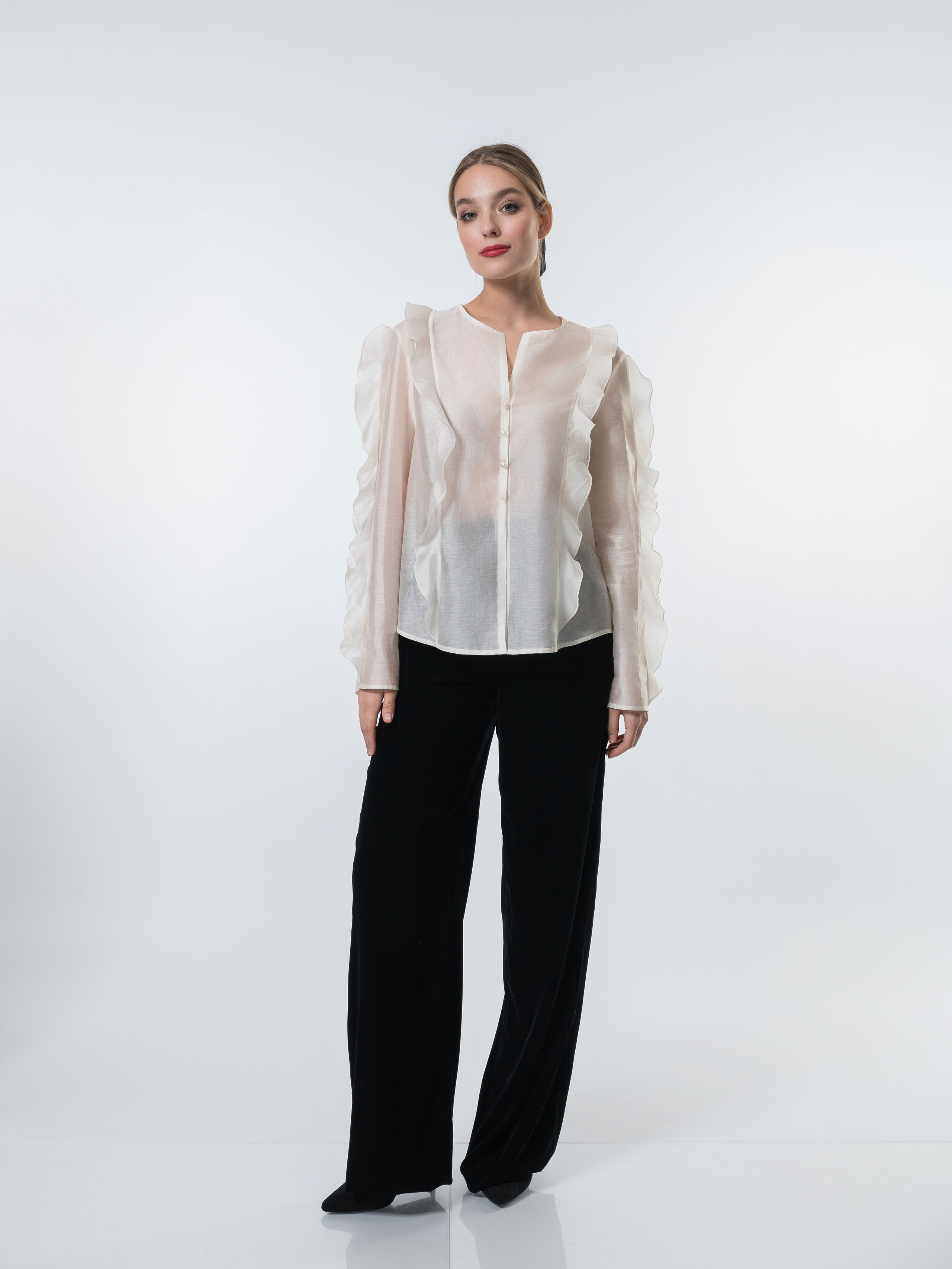 Каталог Девушки. Студия рекламной и предметной съемки товаров WELKO Studio