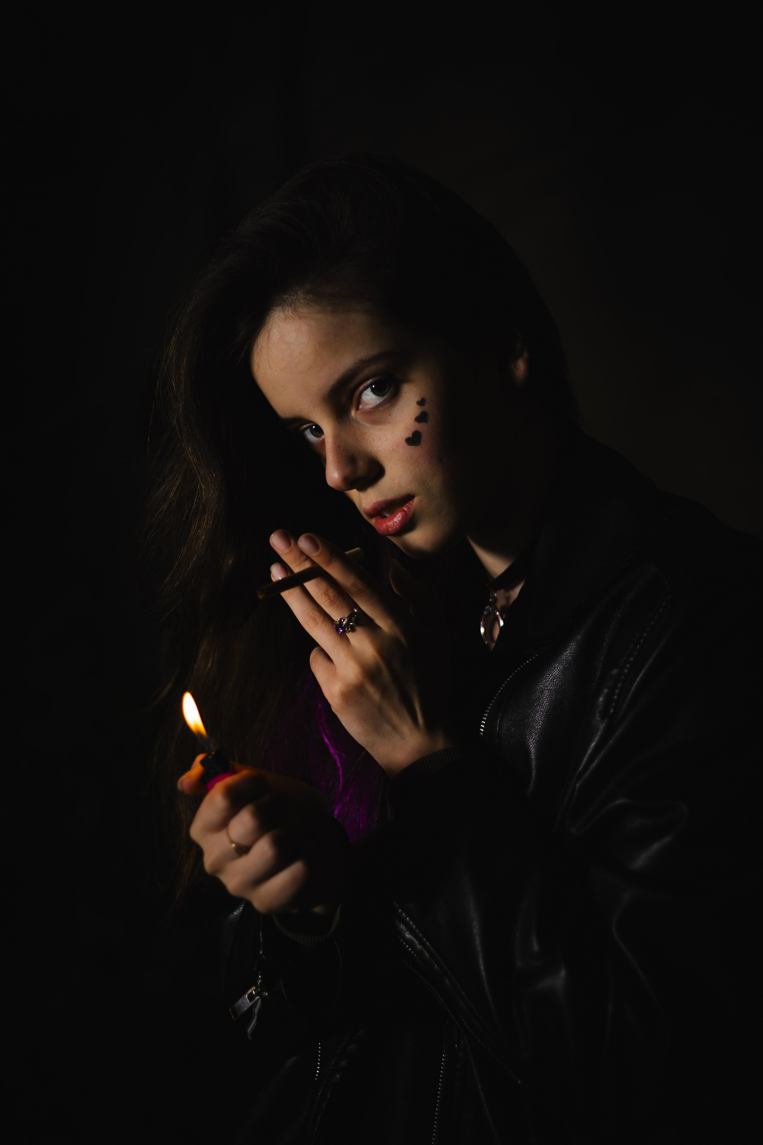 Модель: Лидия Леймон. Фотограф - Николай Мокрицкий. Импровизионаня фотосессия, в заброшенном здании. Креативная ночная фотосессия. Молодая девушка в образе неформалки. Темные волосы с фиолетовой прядью, полосатые чулки, ботинки. Зажигалка, кровь, горящий факел, огонь – атмосферное заброшенноге здания. Факел, Девушка, молодая девушка, Альтушка, Фотосеесия, Подросток, Крашенные волосы, Сигарета, Кровь, Позировка, Потрет