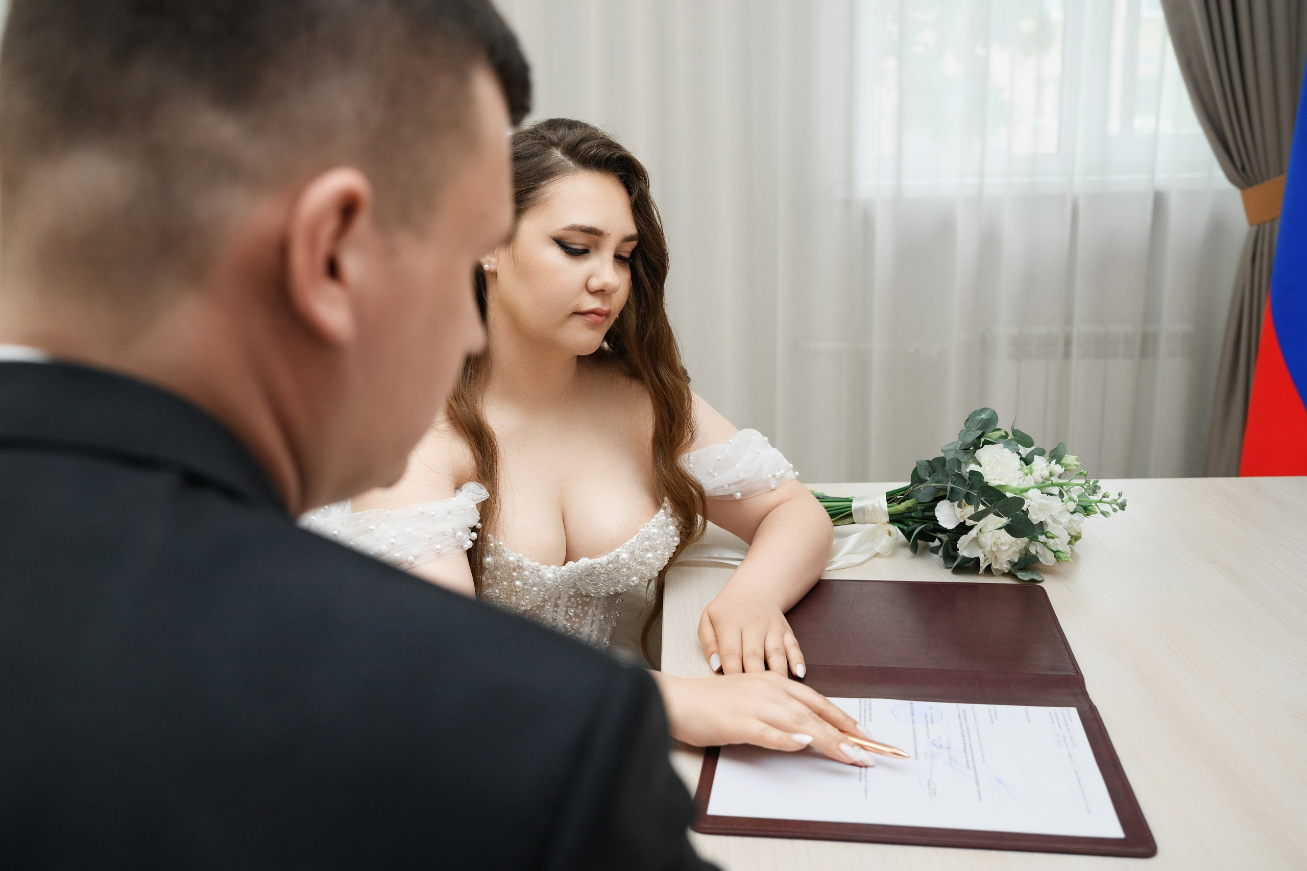 Фотосъемка свадьбы в Петропавловске-Камчатском. Свадебная фотосъемка на фоне вулканов в Петропавловске-Камчатском. Профессиональная репортажная съемка свадьбы в Петропавловске-Камчатском. Эмоциональные свадебные фотографии в Петропавловске-Камчатском. Стоимость услуг свадебного фотографа в Петропавловске-Камчатском.