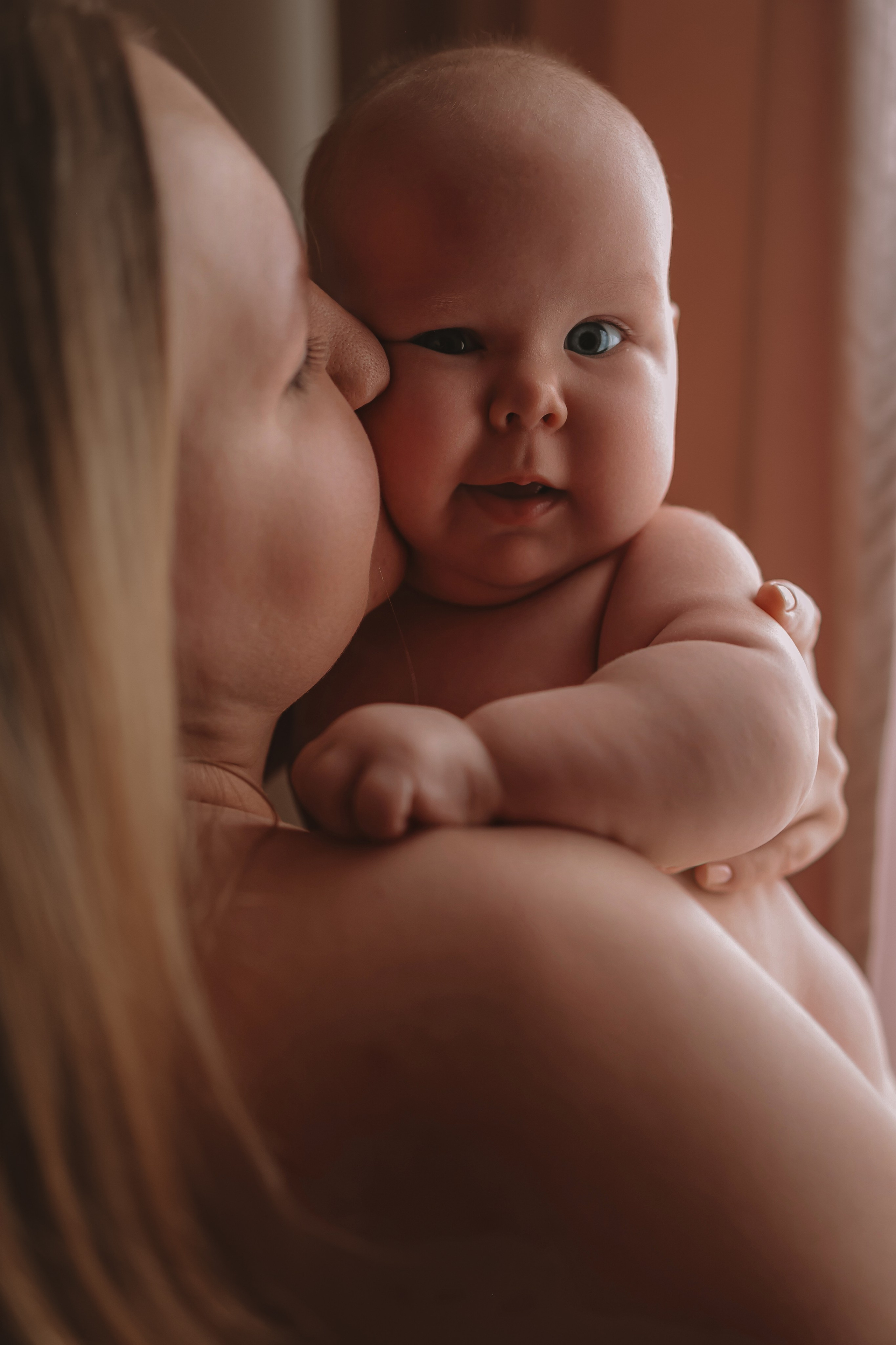 Кормление. Семейный фотограф Тюмень, фотограф на роды Салмина Мария