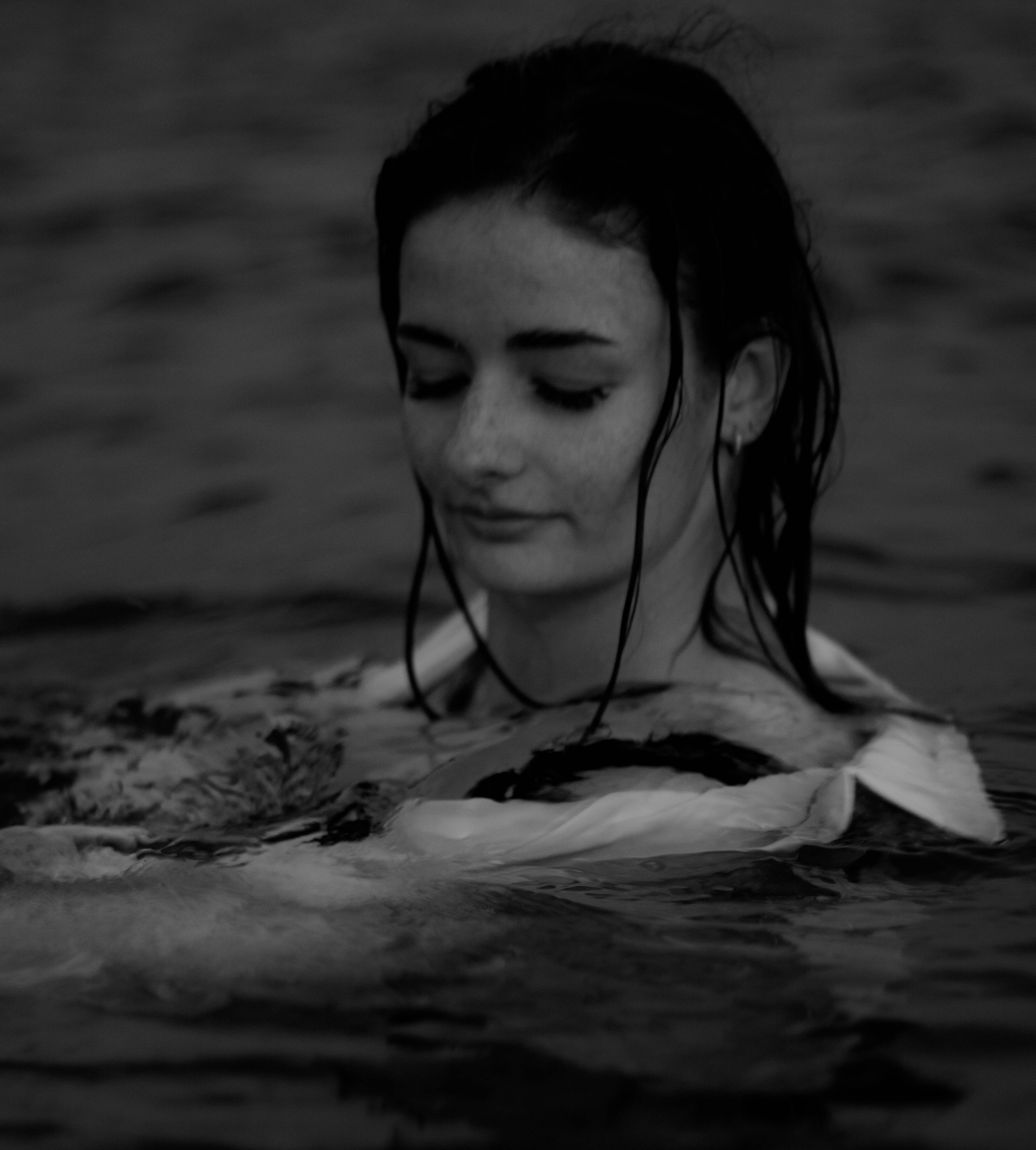 «Невесомость волн: девушка и море». Уличный фотограф Города N