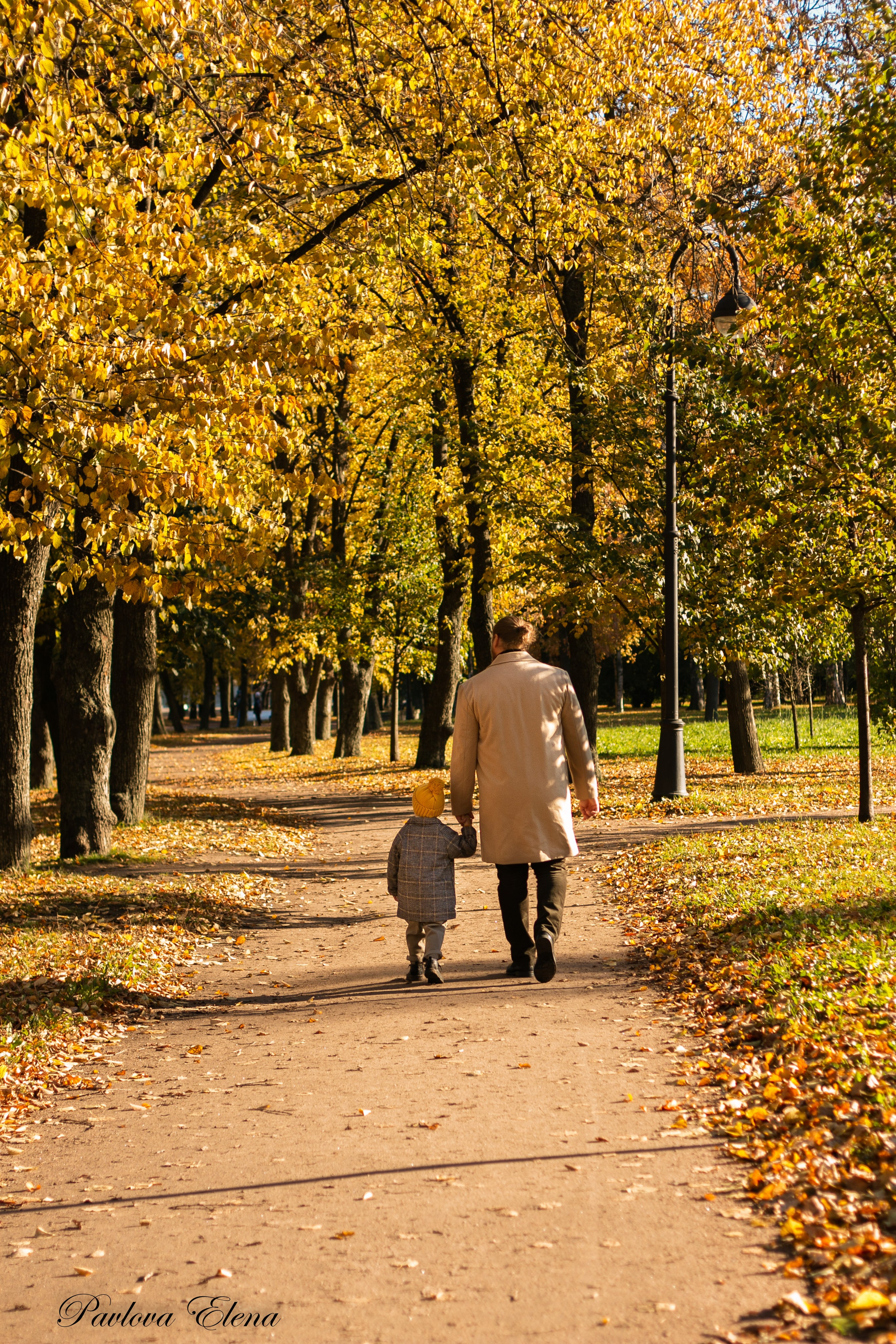 Гоша с папой. Осенняя фотосессия папы с сыном в Парке Победы. Семейный и детский фотограф в Санкт-Петербурге Павлова Елена
