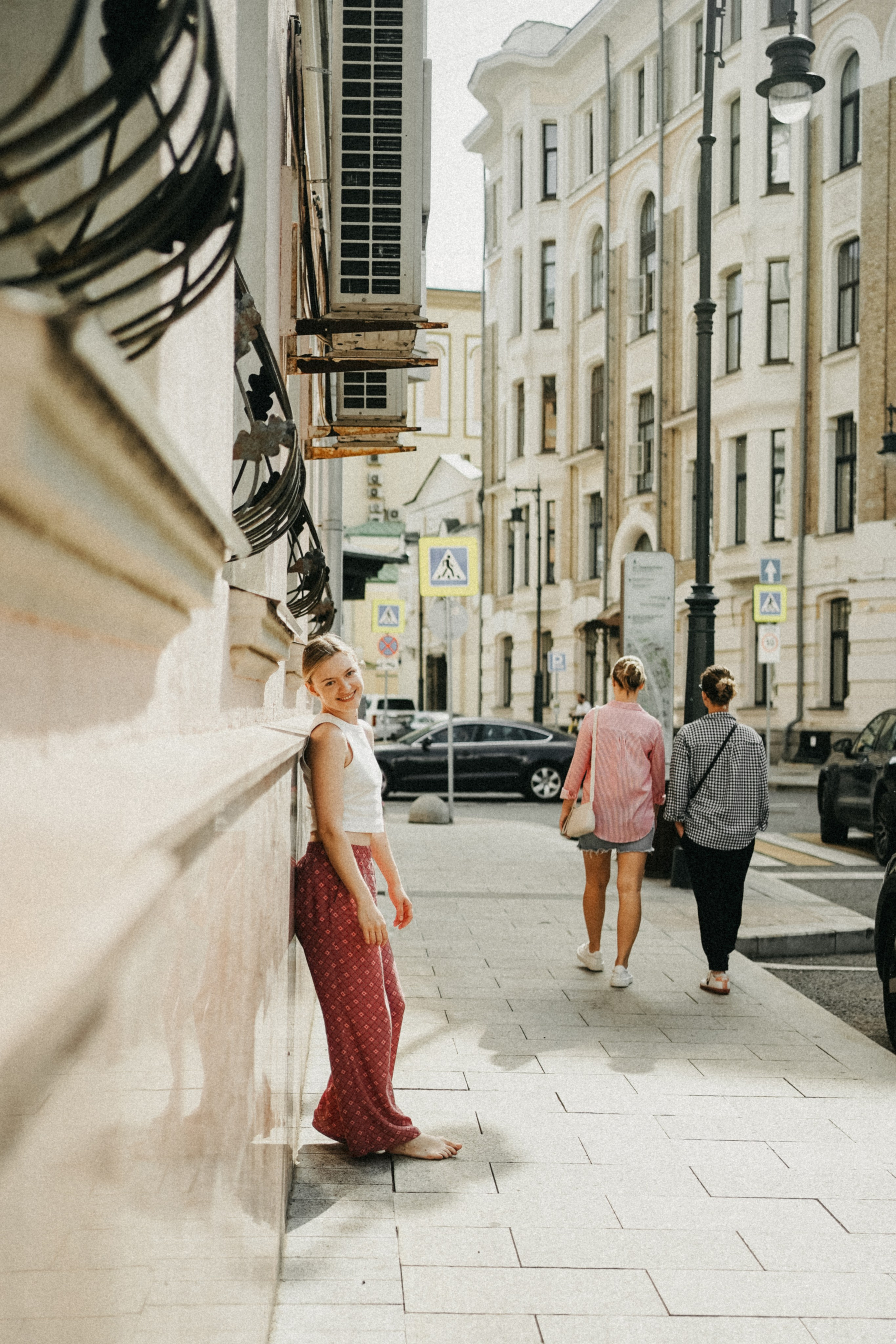 Девушка по городу шагает босиком. Фотограф Наталья Колганова