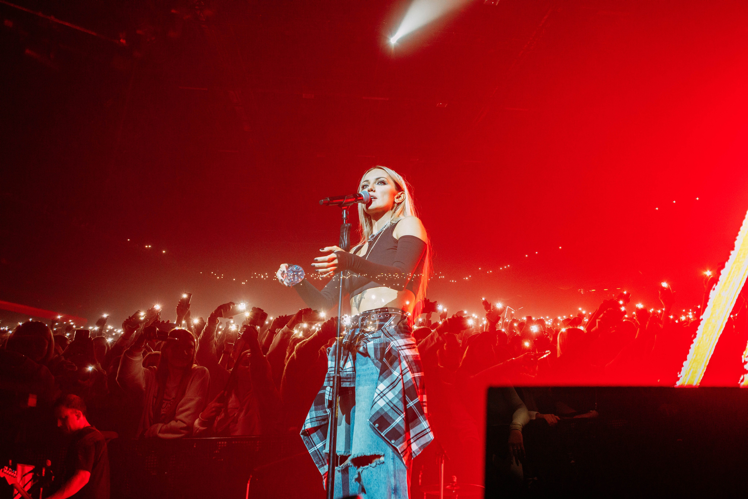 КОСИЧКИ ОТРЕЗАЛА И СОБРАЛА СТАДИУМ