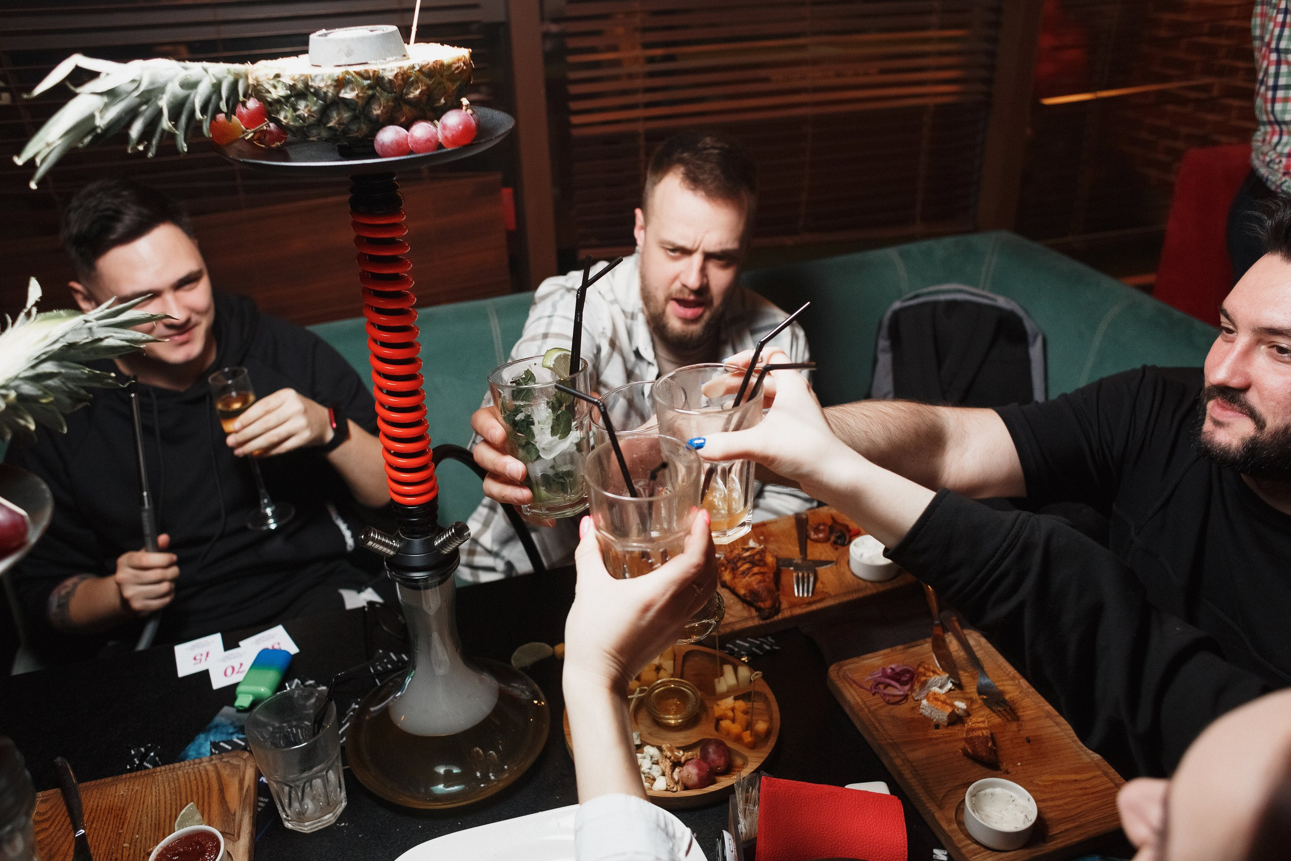 Захватывающий вкус и атмосфера: кальянная в Таганроге Бейкер Стрит. Свадебный и семейный фотограф в Таганроге Бакарюк Антон