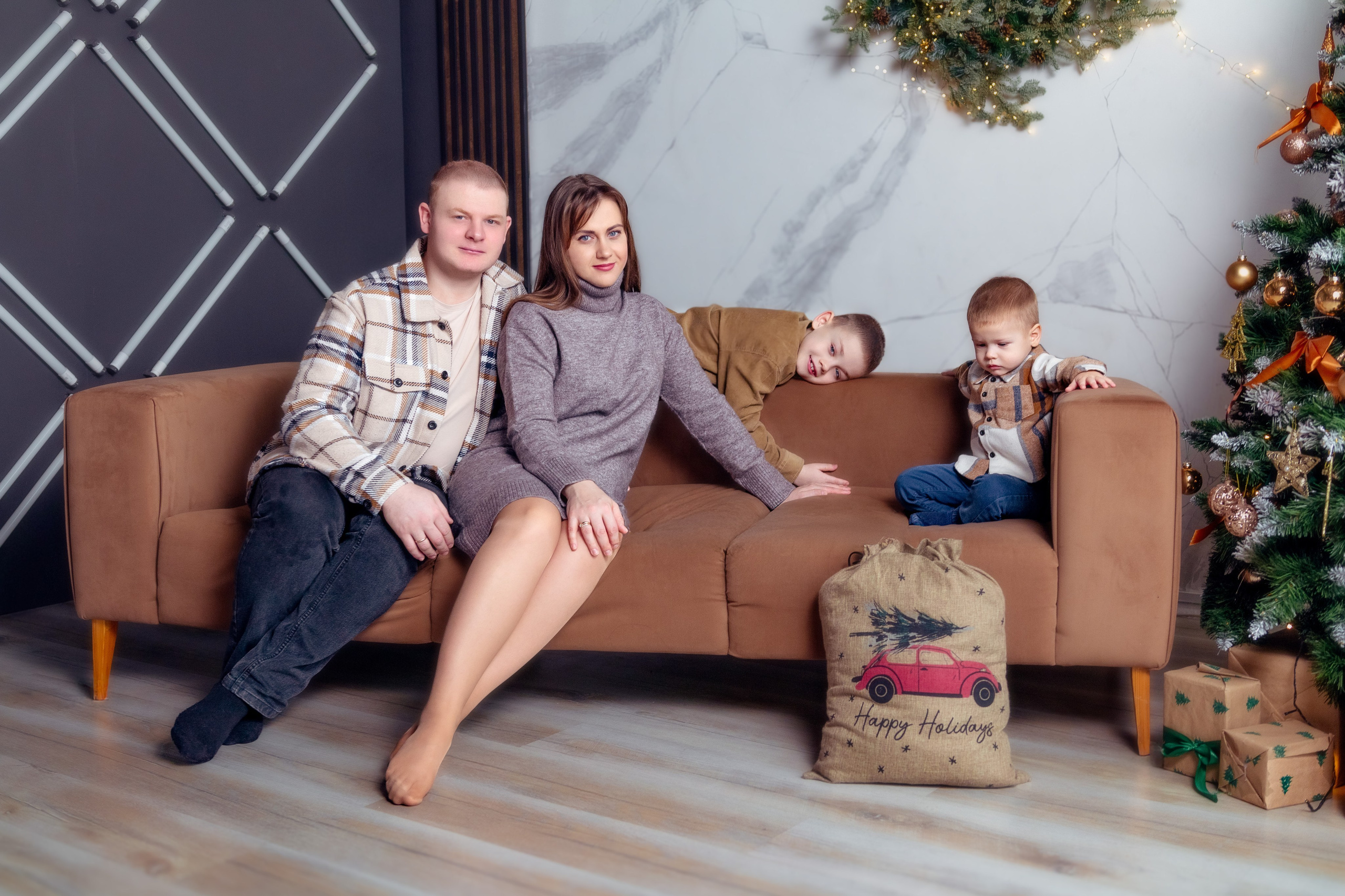 Семейная новогодняя фотосессия в студии Минска