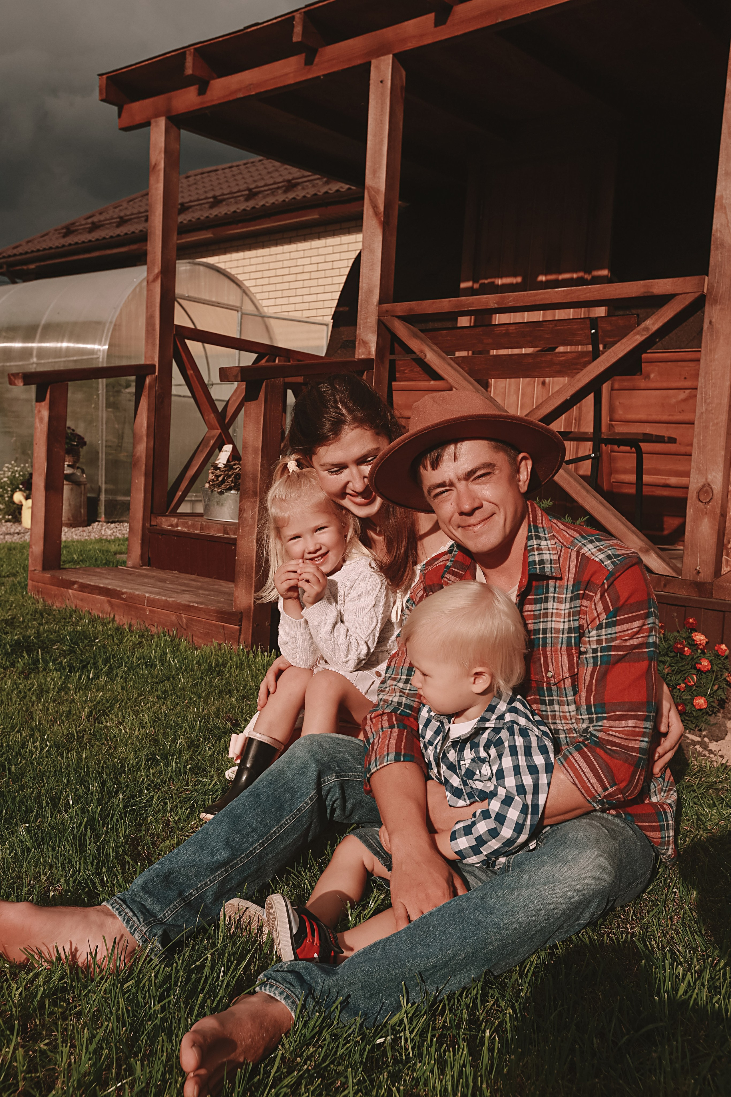У дома. Семейный фотограф Тюмень, фотограф на роды Салмина Мария