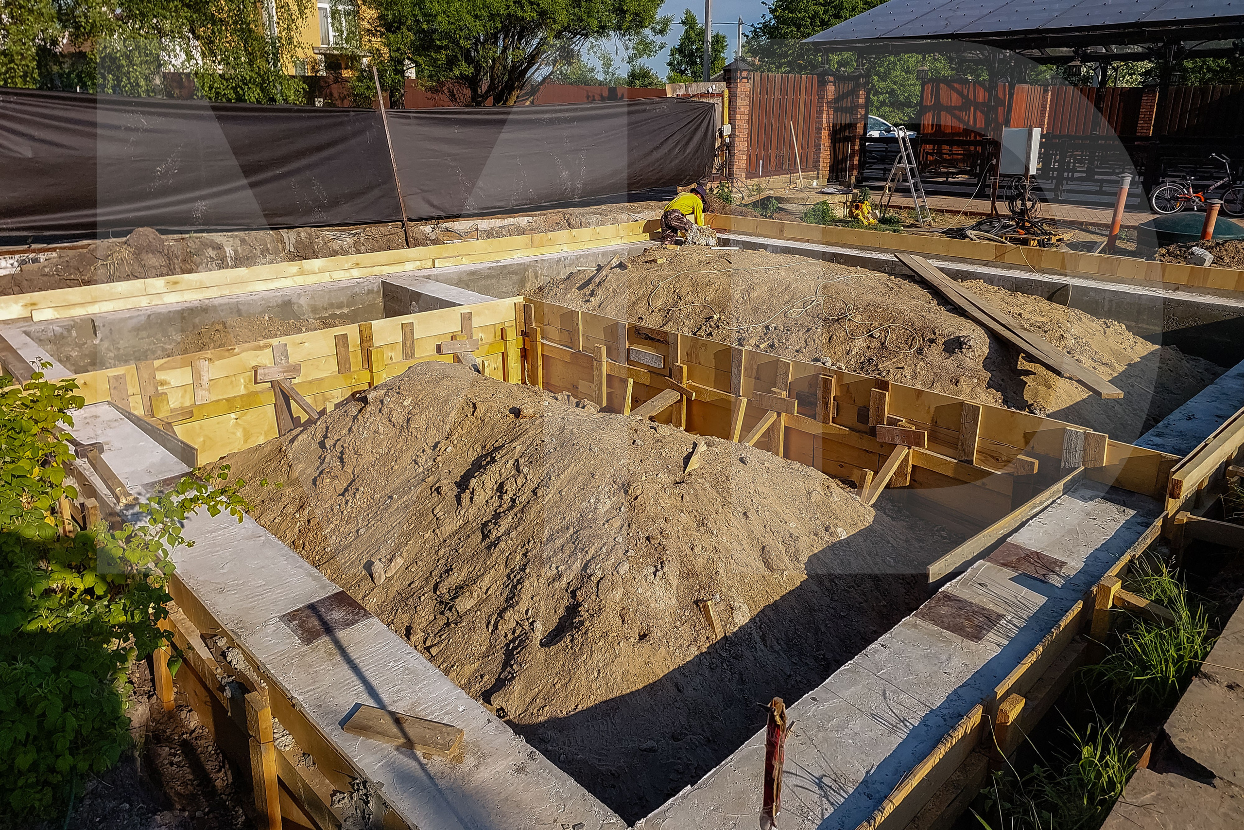 Заливка фундамента гаража — бетонная смесь и опалубка