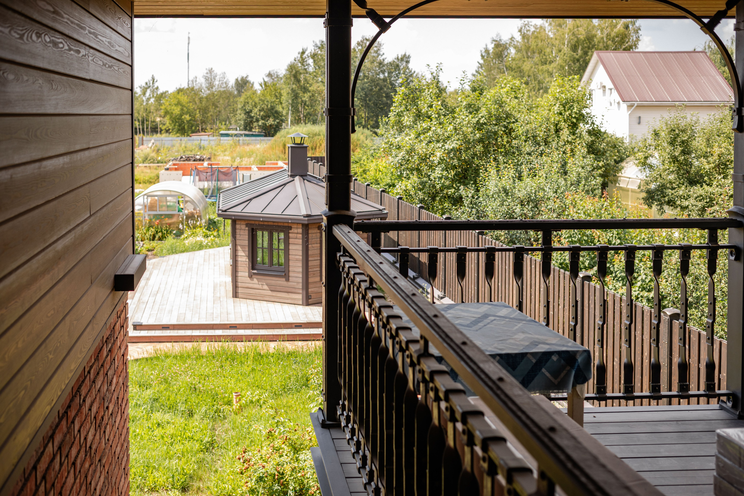 Готовый двухэтажный гараж в стиле Лофт — сочетание кирпича, дерева и металла. Современный дизайн, функциональность и эстетика во всём. Строительная компания «Милый дом» МД. Москва и Московская область