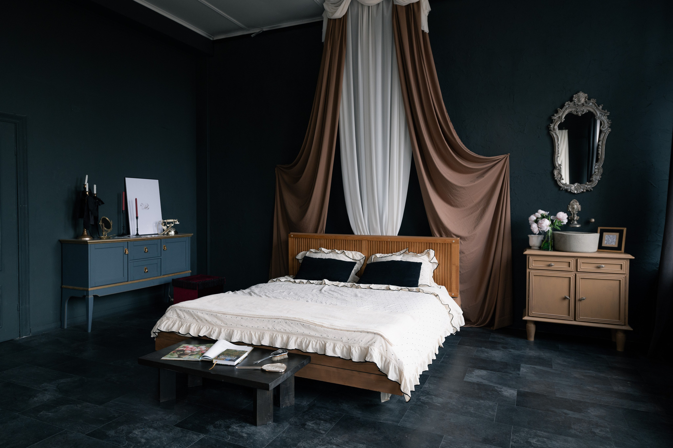 Темный зал для фотосессий в будуарном стиле. Эстетичный интерьер, все необходимое оборудование для съемки. 