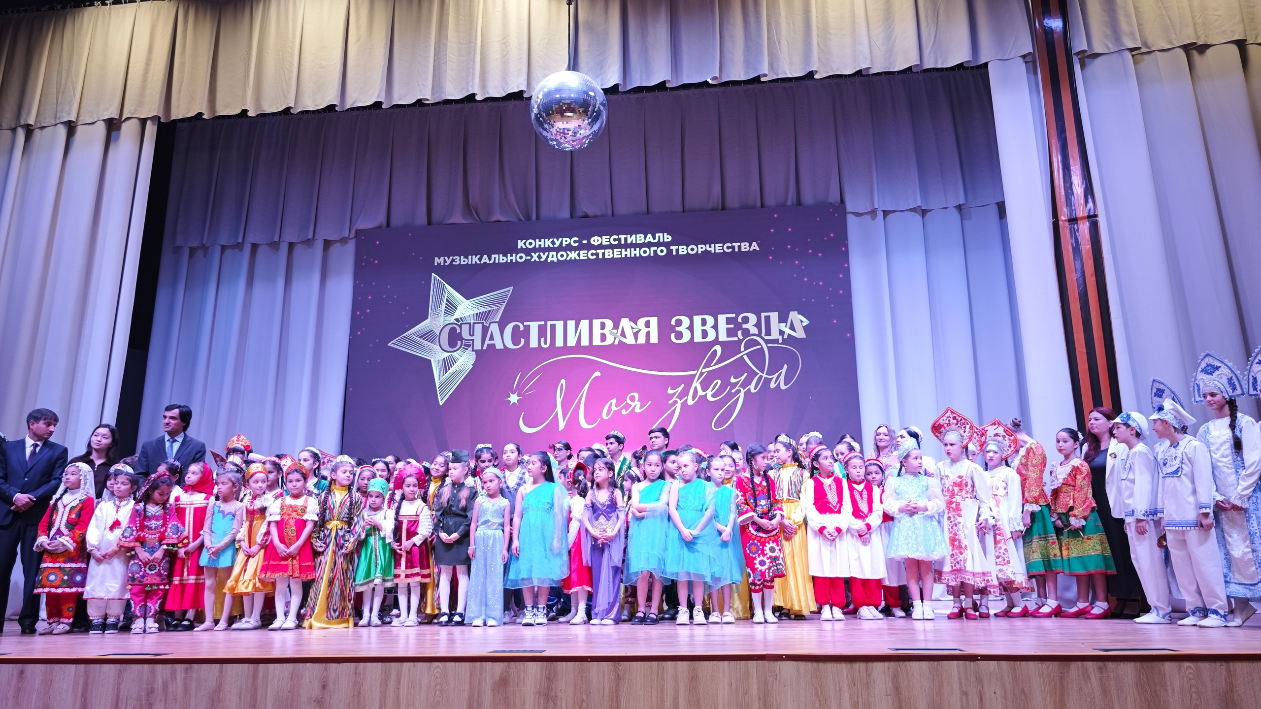 1 ноября 2025 г, г. Бохтар, Таджикистан. Золотое яблочко