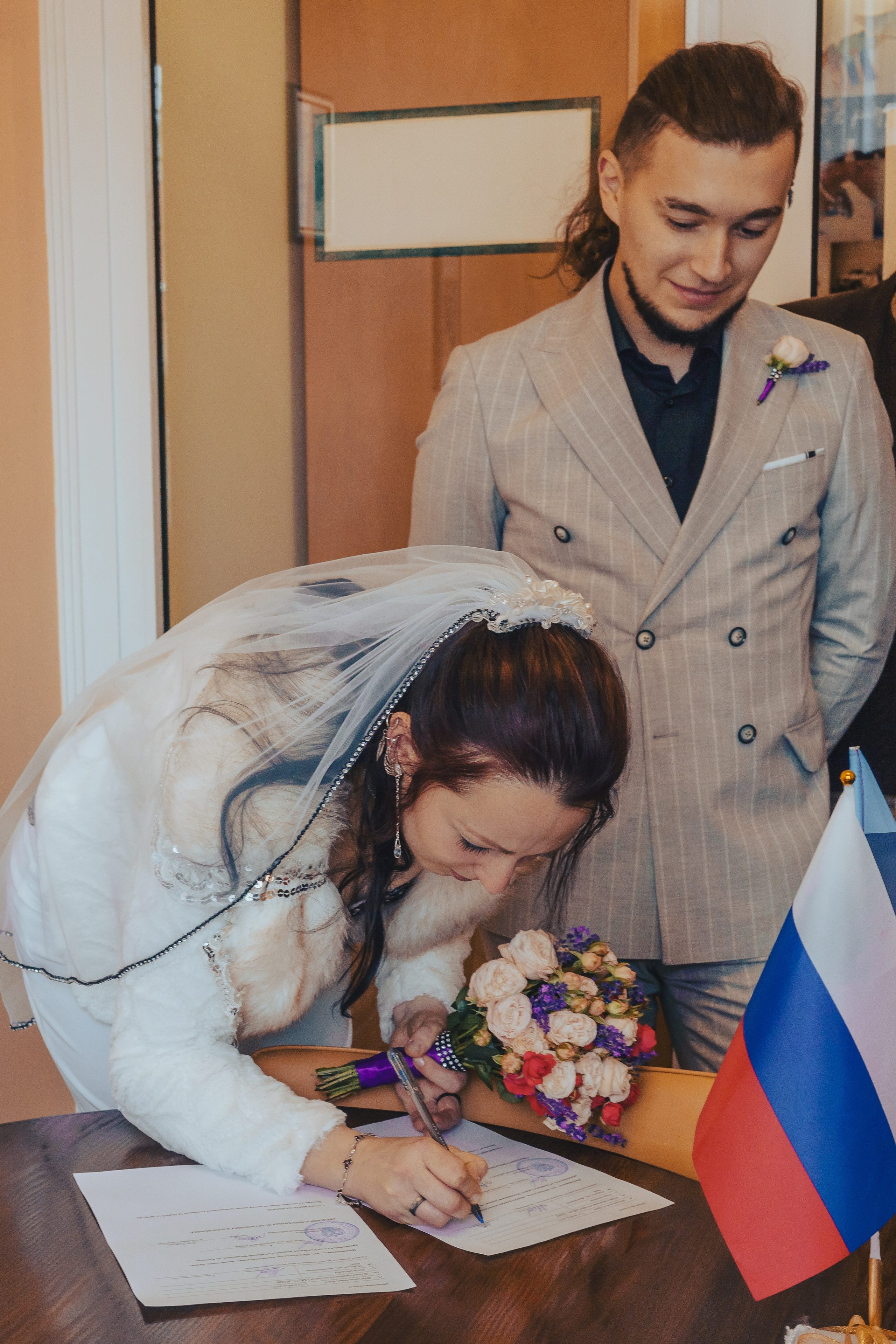 невеста ставит свою подпись