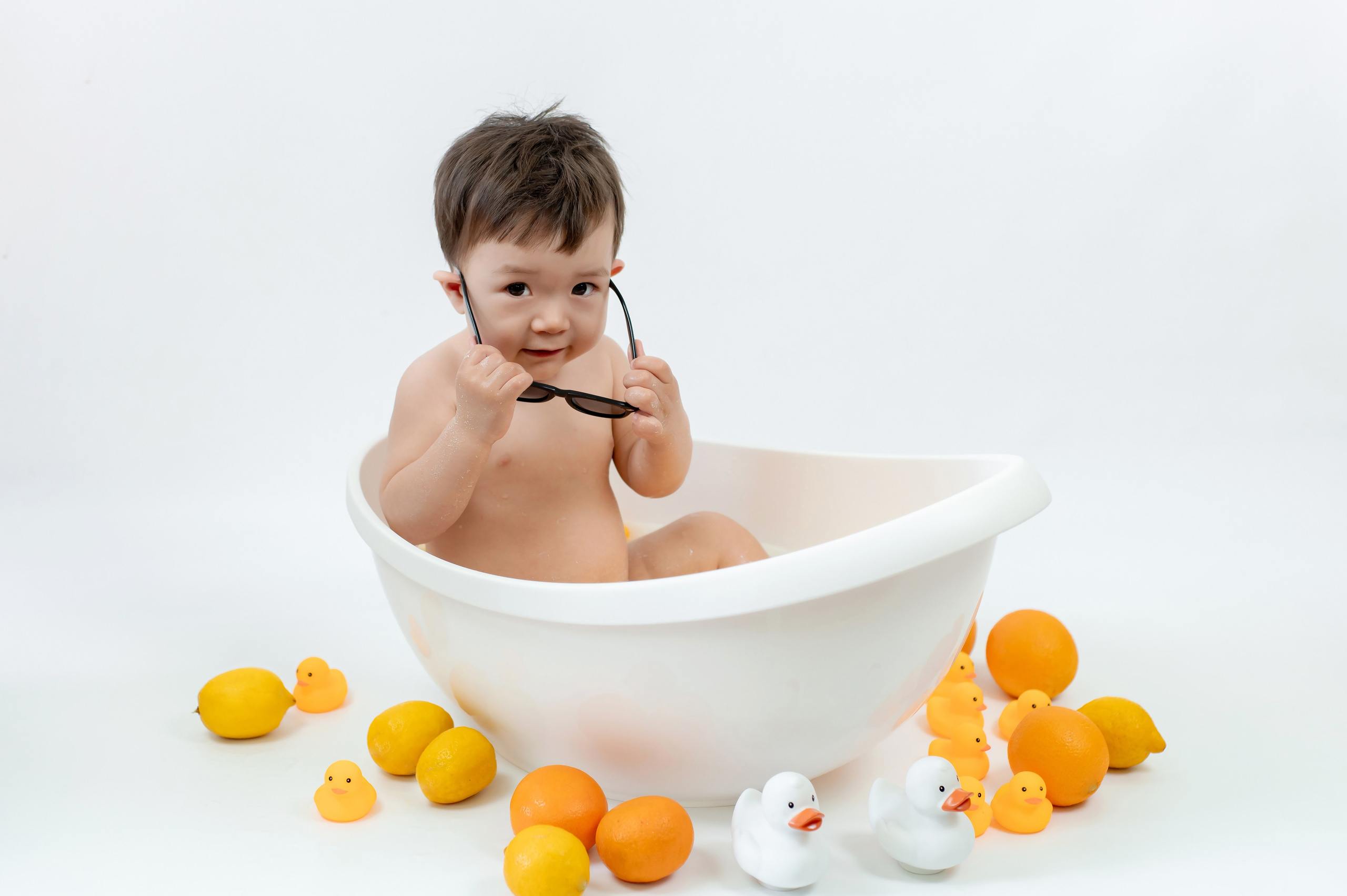 Купание в ванночке. Детский и семейный фотограф Эльмира Веселова. Детская фотостудия Мира. Фотосессия на годик