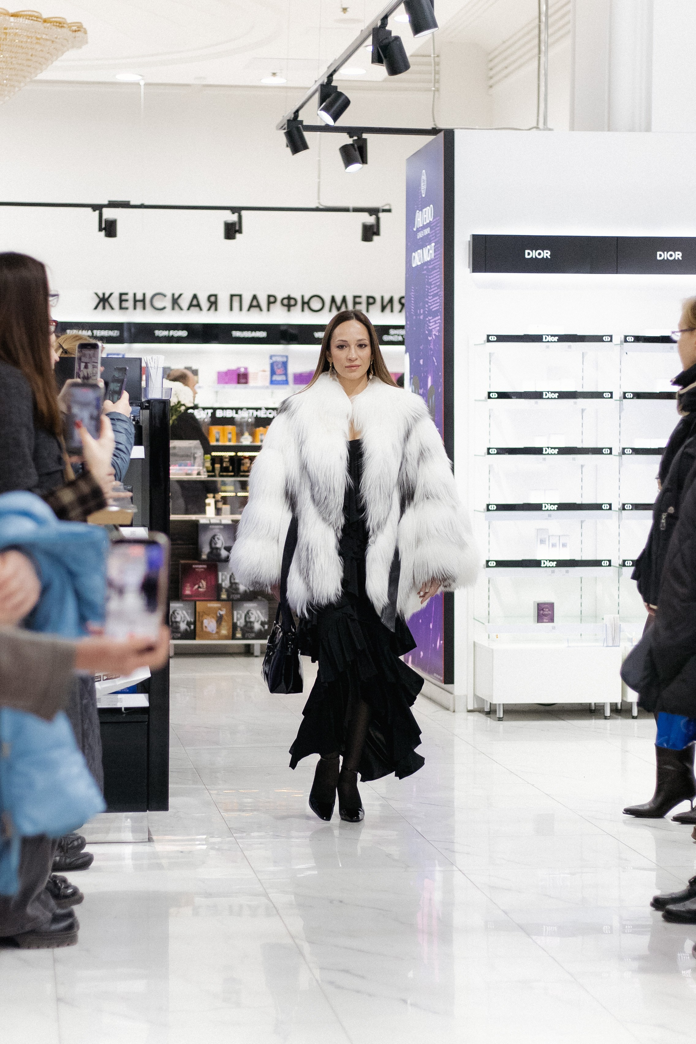 ВЫХОД В СВЕТ. СВОИ. ФОТООТЧЕТЫ-СОБЫТИЯ-МЕСТА