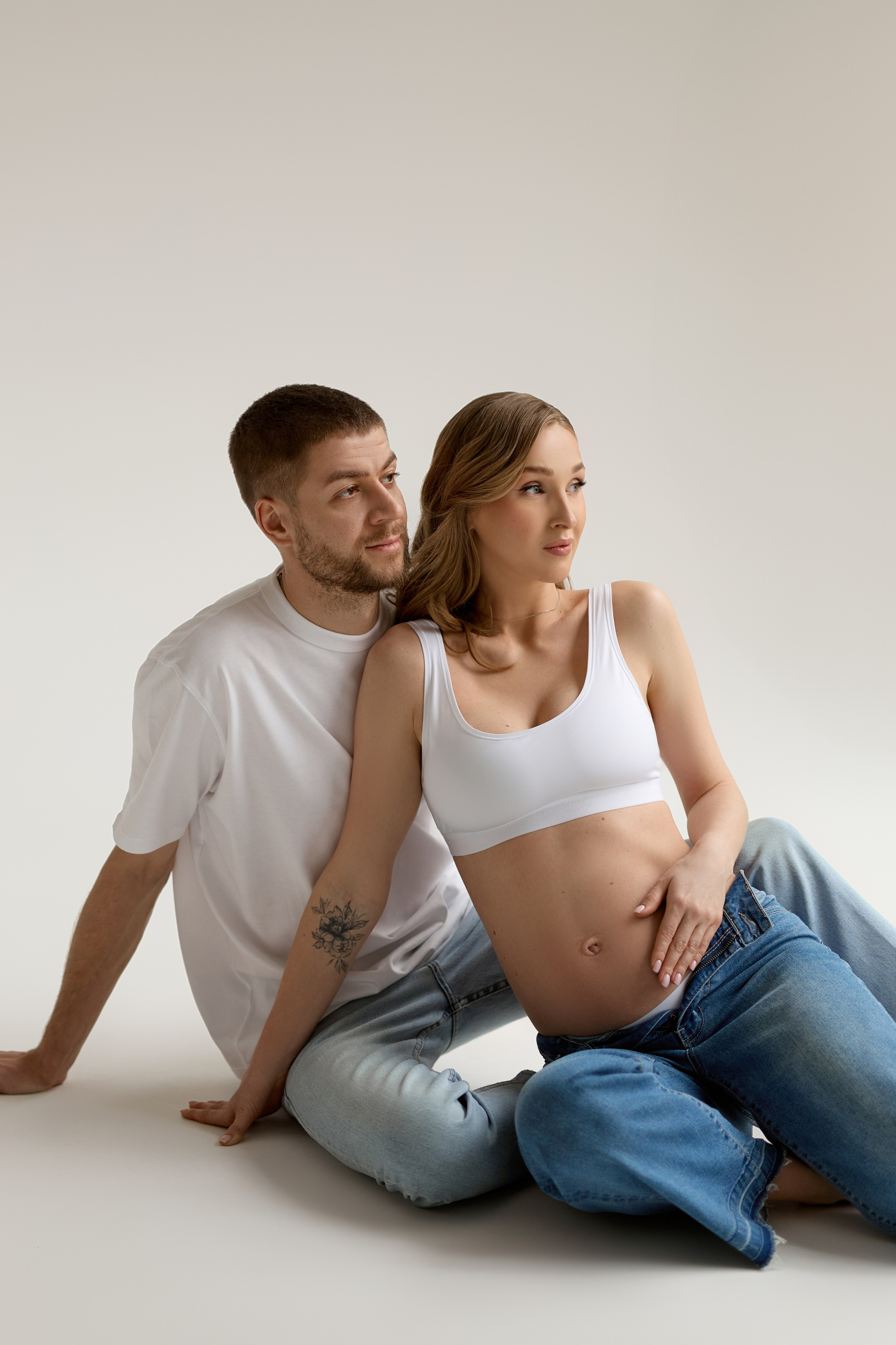 Фотосессия беременности в студии. Сестры Карабаза. Фотографы и ретушеры в Москве и Санкт-Петербурге