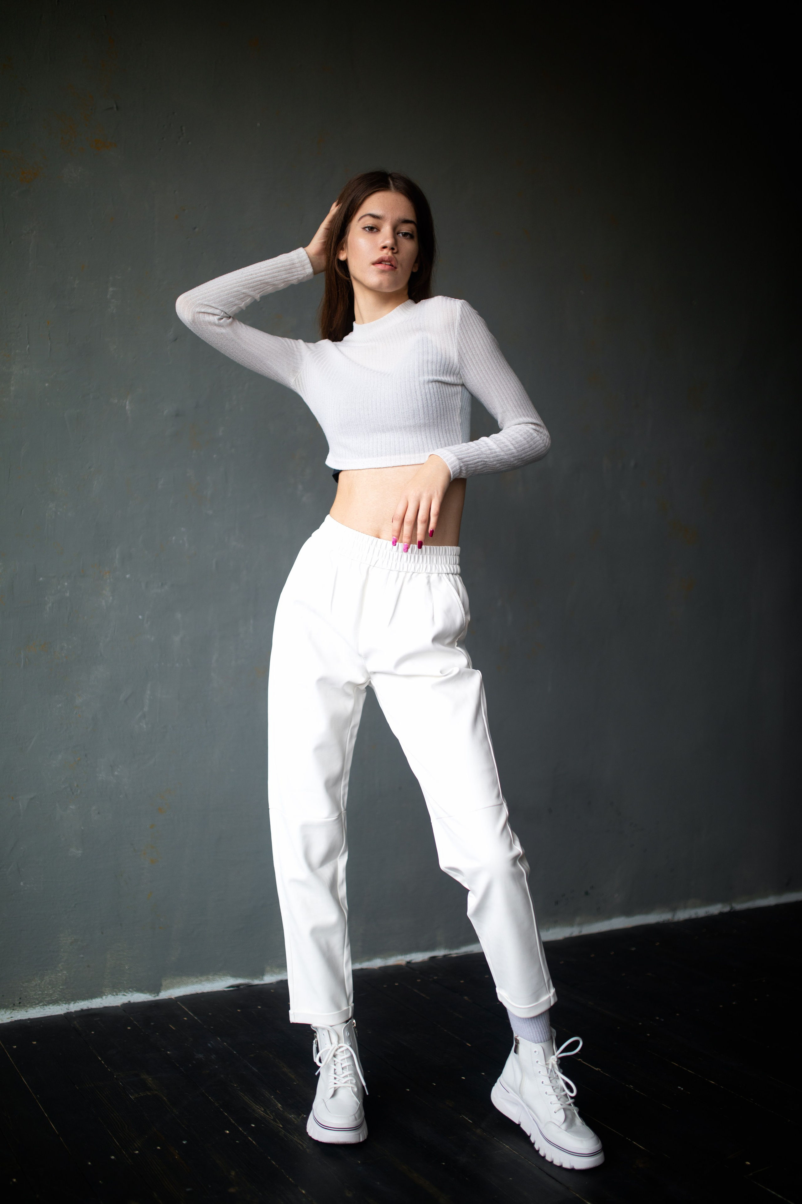 Съемка с Анастасией в студии с минимальным интерьером