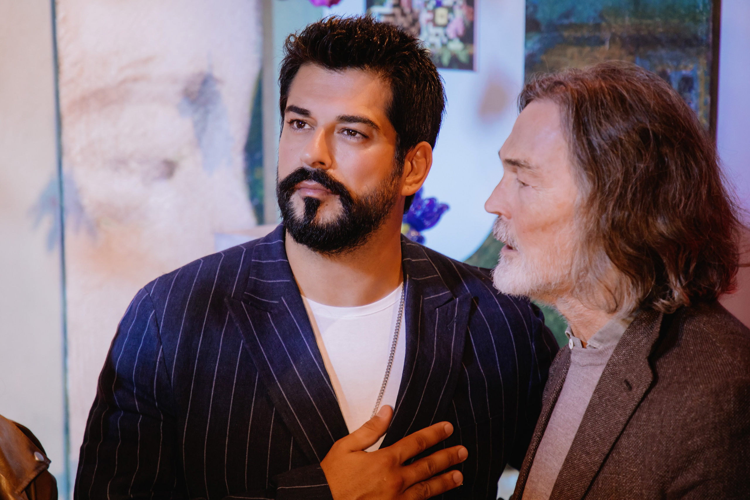 Бурак Озчивит посетил выставку Никаса Сафронова. Фотограф в Москве и Санкт-Петербурге Дарина