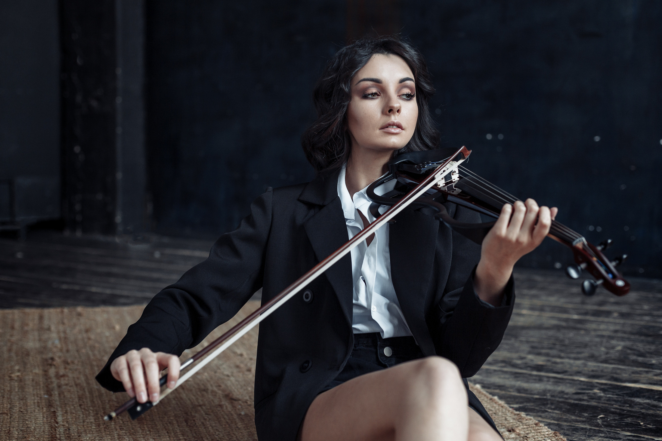 Фотосессия скрипачки со срипой в фотостудии Мосва. Свадебный фотограф Дмитрий Гладков