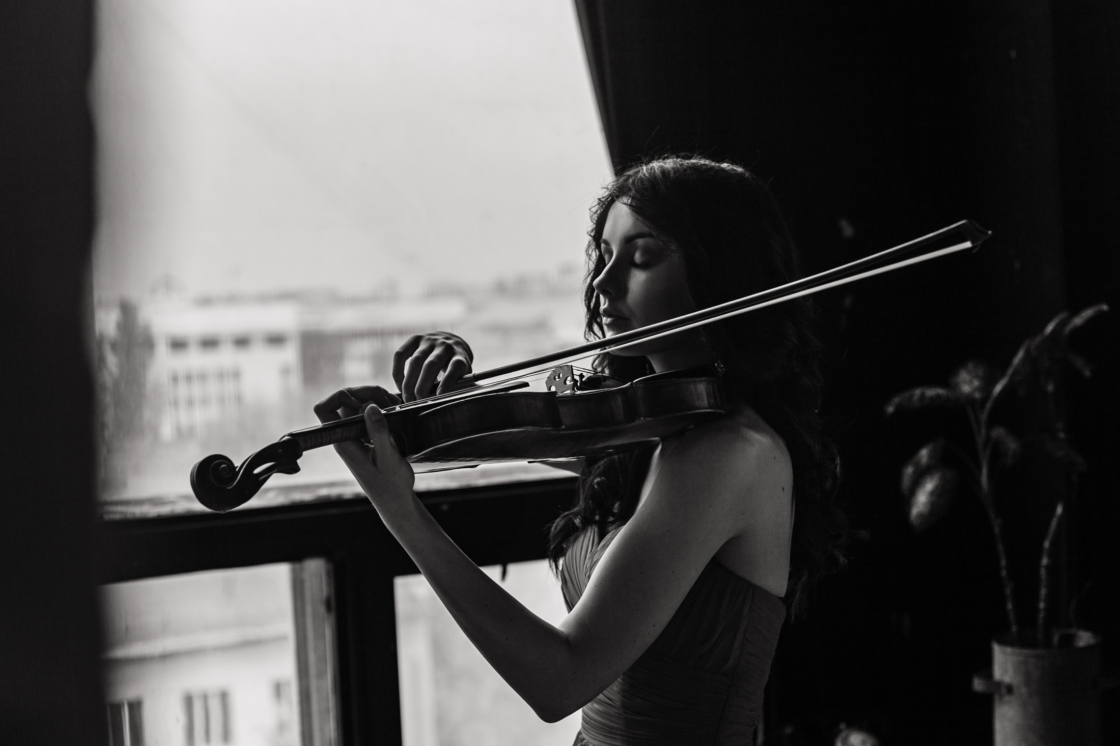 Фотосессия скрипачки со срипой в фотостудии Мосва. Свадебный фотограф Дмитрий Гладков