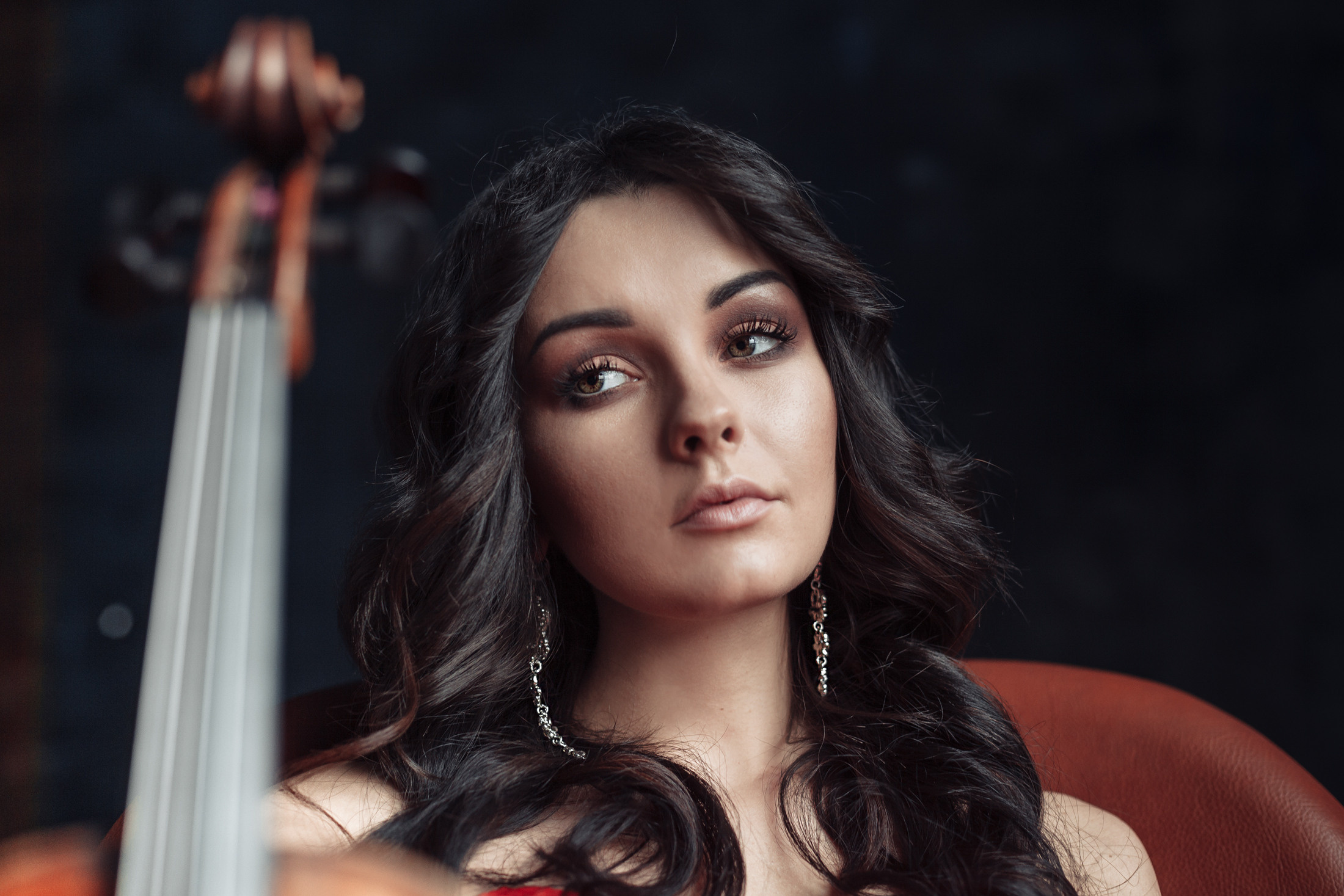 Фотосессия скрипачки со срипой в фотостудии Мосва. Свадебный фотограф Дмитрий Гладков