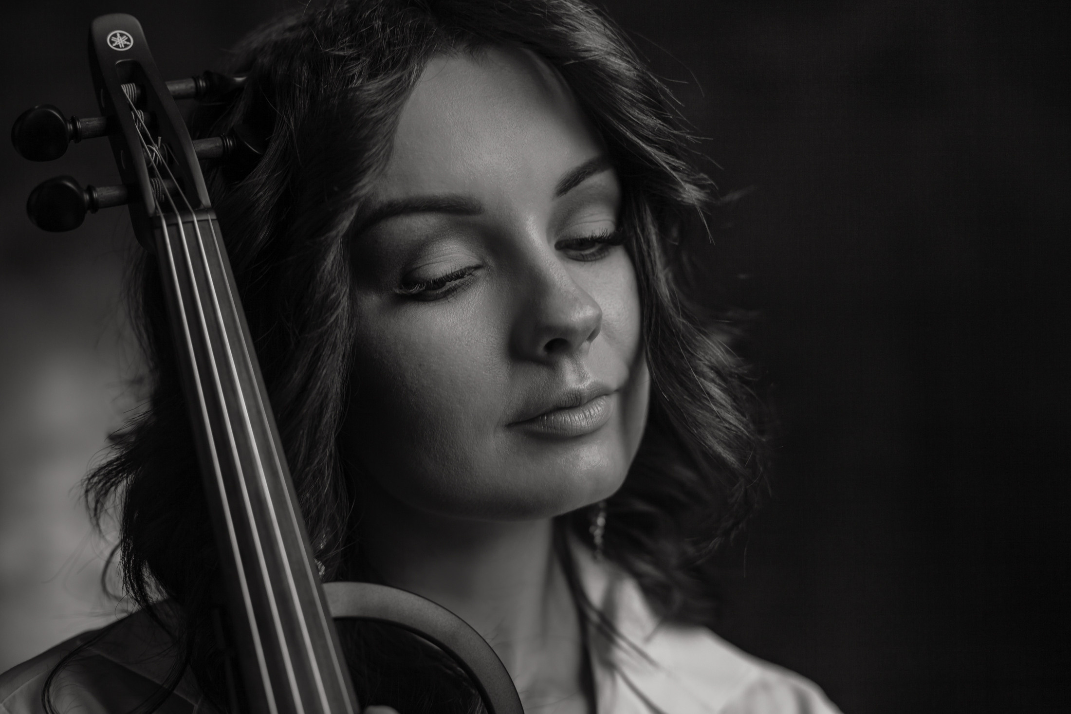 Фотосессия скрипачки со срипой в фотостудии Мосва. Свадебный фотограф Дмитрий Гладков