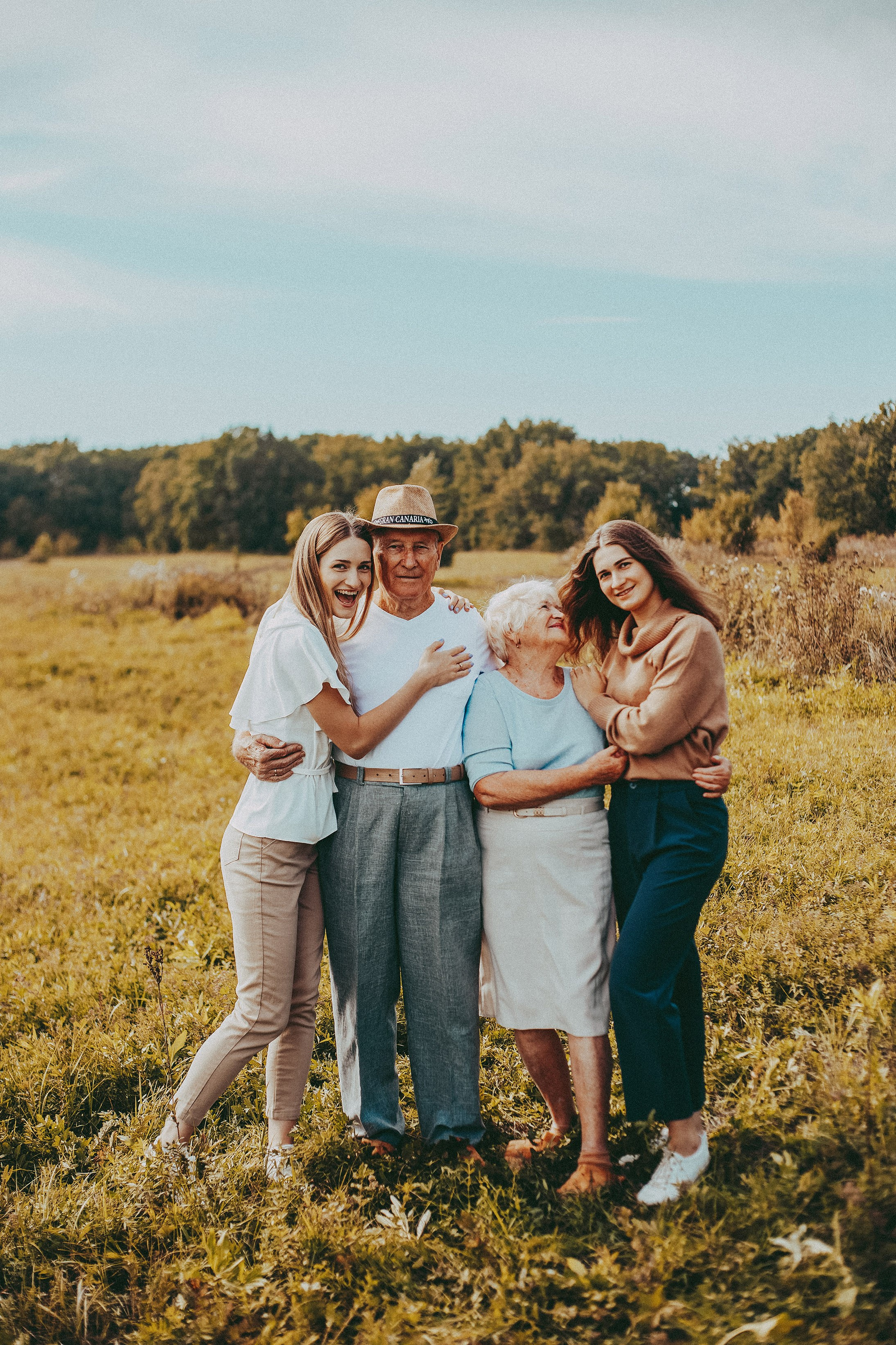 Семейные фотографии на природе: улыбки, объятия и теплая атмосфера