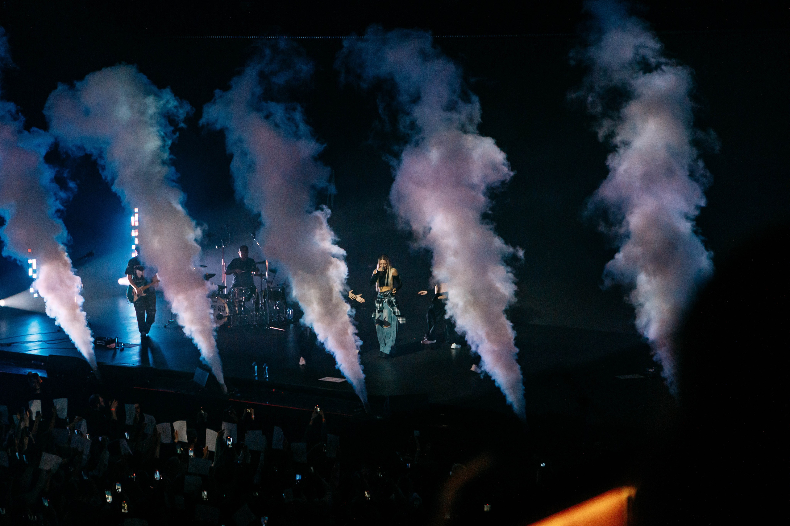 КОСИЧКИ ОТРЕЗАЛА И СОБРАЛА СТАДИУМ