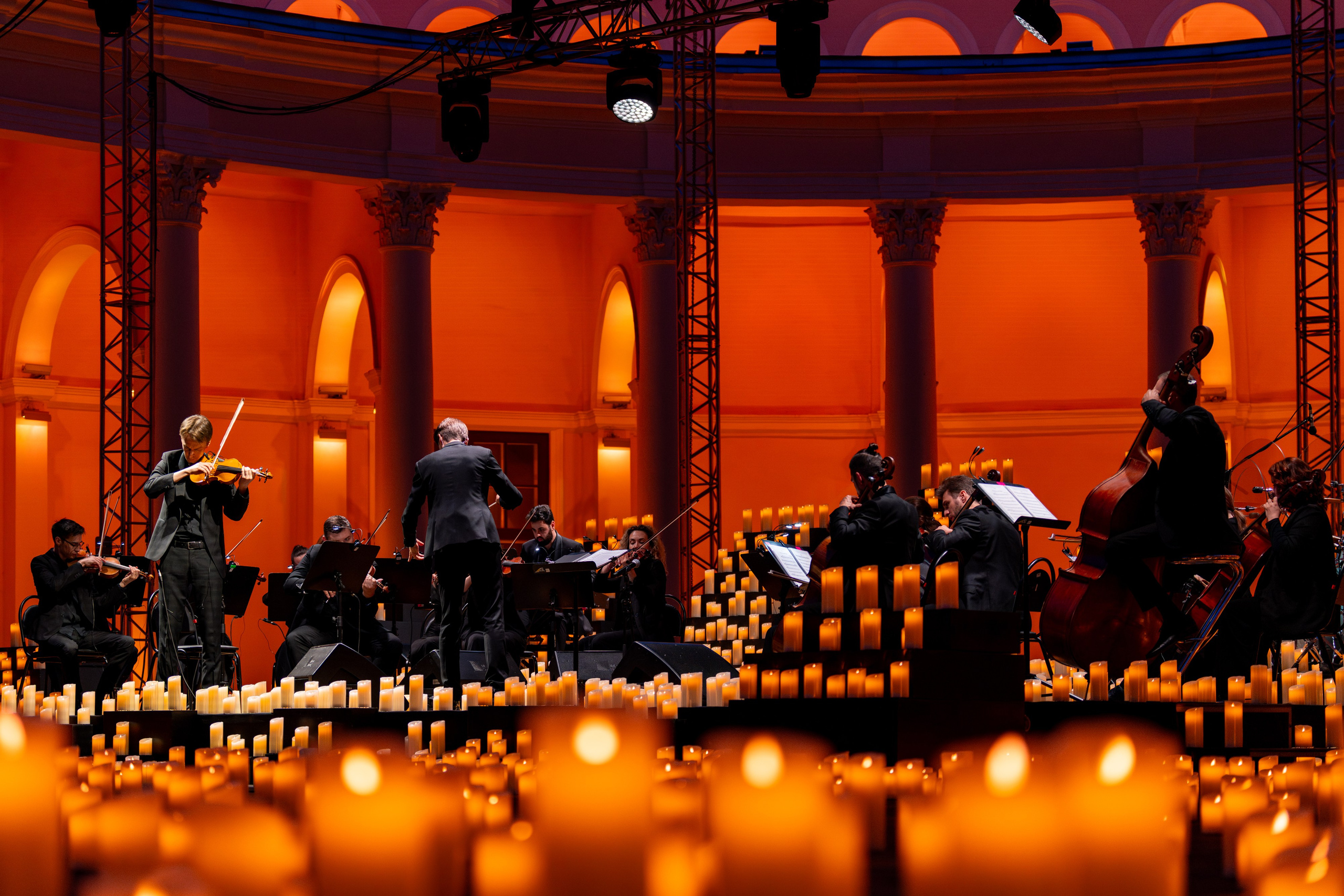 Симфонический оркестр Lumisfera при свечах. Фотограф Никита Комаров