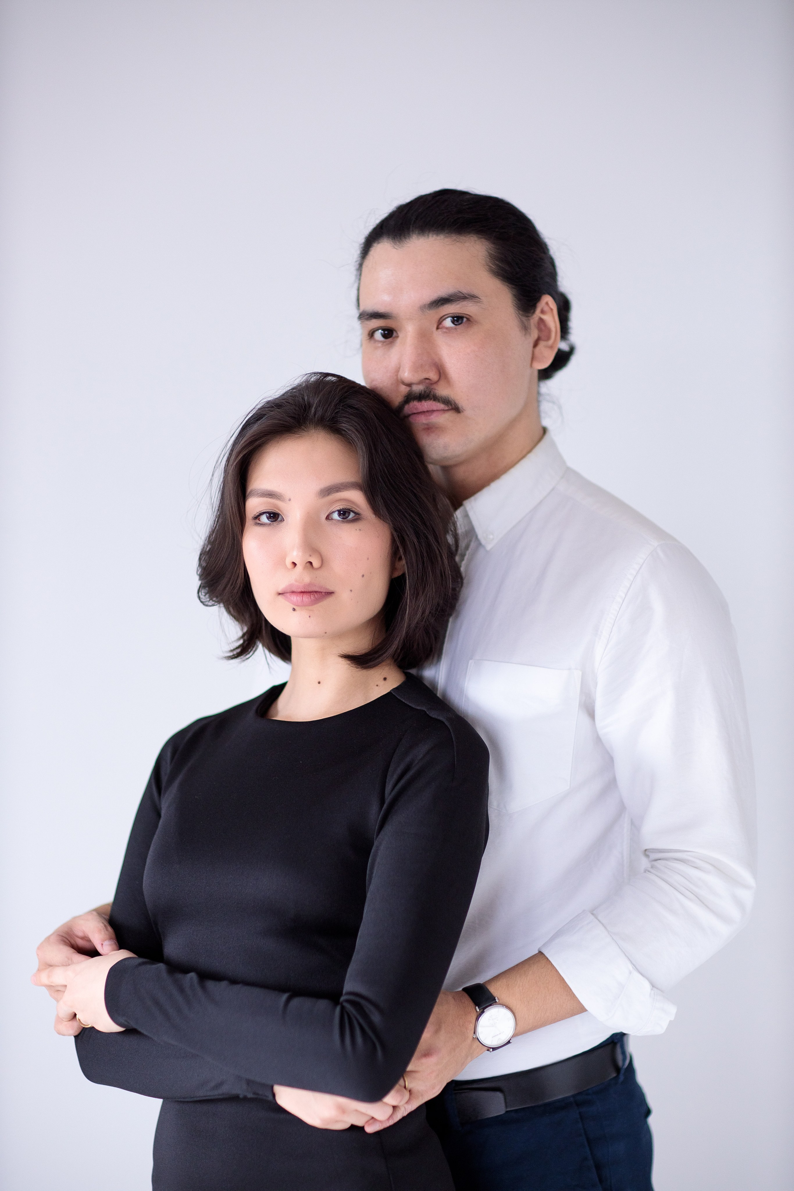 Парная фотосессия на белом фоне. Свадебный и семейный фотограф в Алматы Алексей Балышев