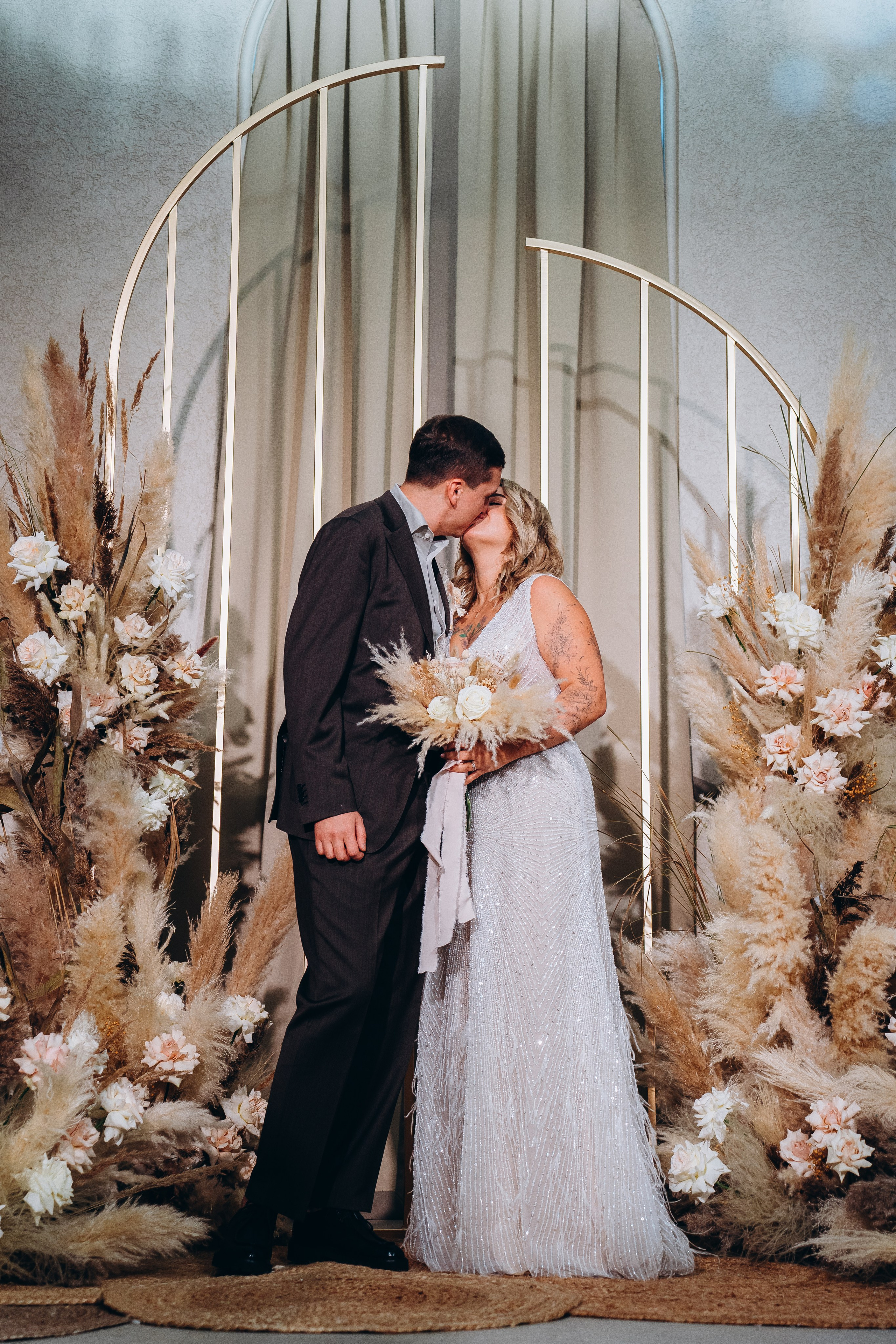 Невеста и жених видят друг друга впервые в свадебный день — эмоциональный момент, запечатленный фотографом.