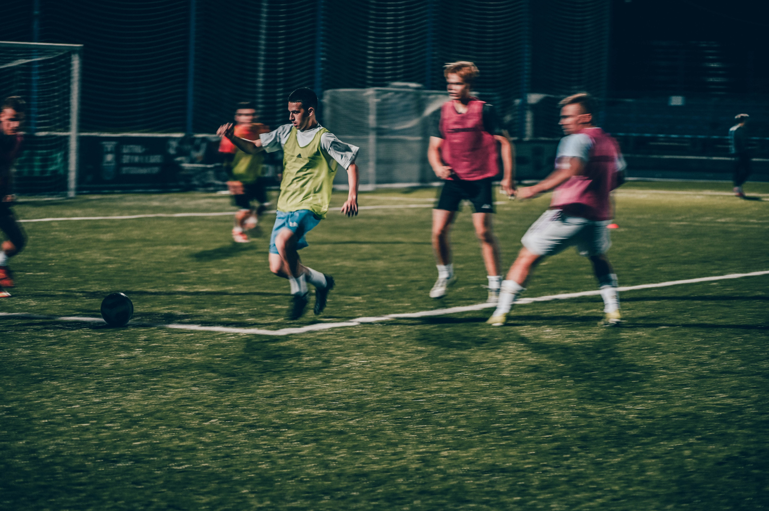 Фотосъёмка футбольной тренировки на стадионе. Фотограф Александр Орымбаев