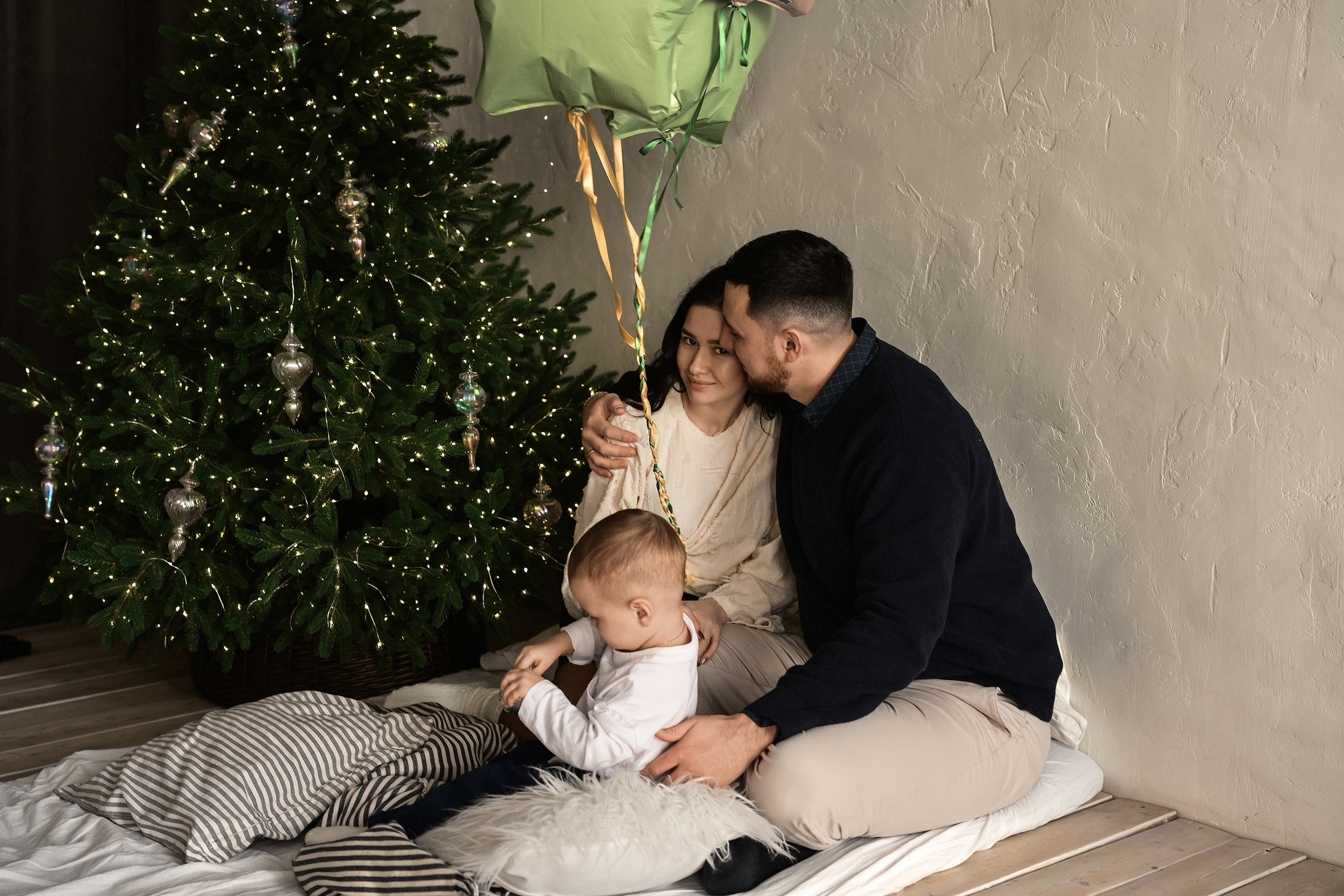 Новогодняя семейная фотосессия в фотостудии в Красноярске. 📸 Свадебный и семейный фотограф в Красноярске Тихомиров Евгений | 17 лет опыта | 800+ свадеб