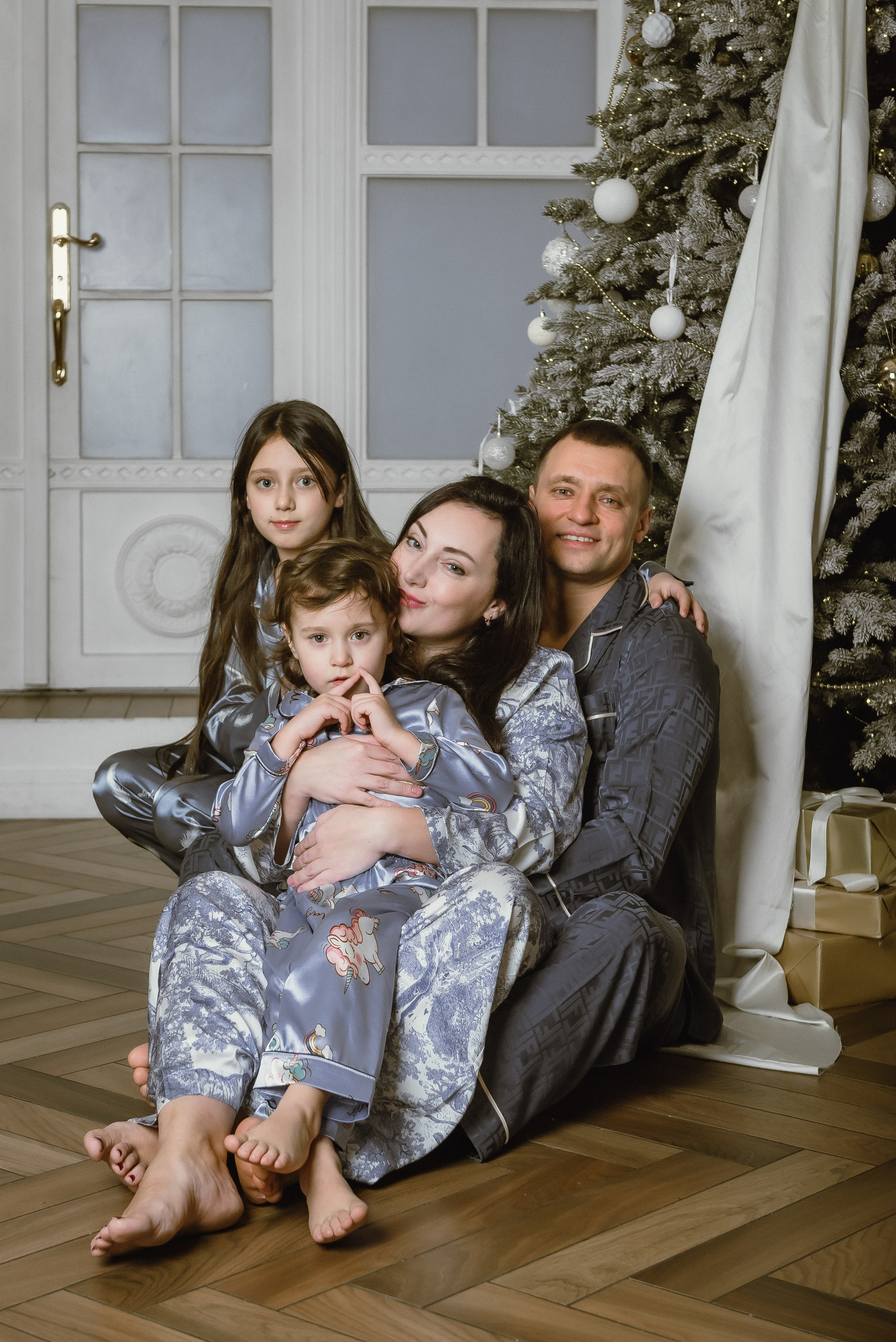 Семейная новогодняя 4 человека. КОНТЕНТ | БРЕНД фотограф Санкт-Петербург — Жанна Олтаржевская