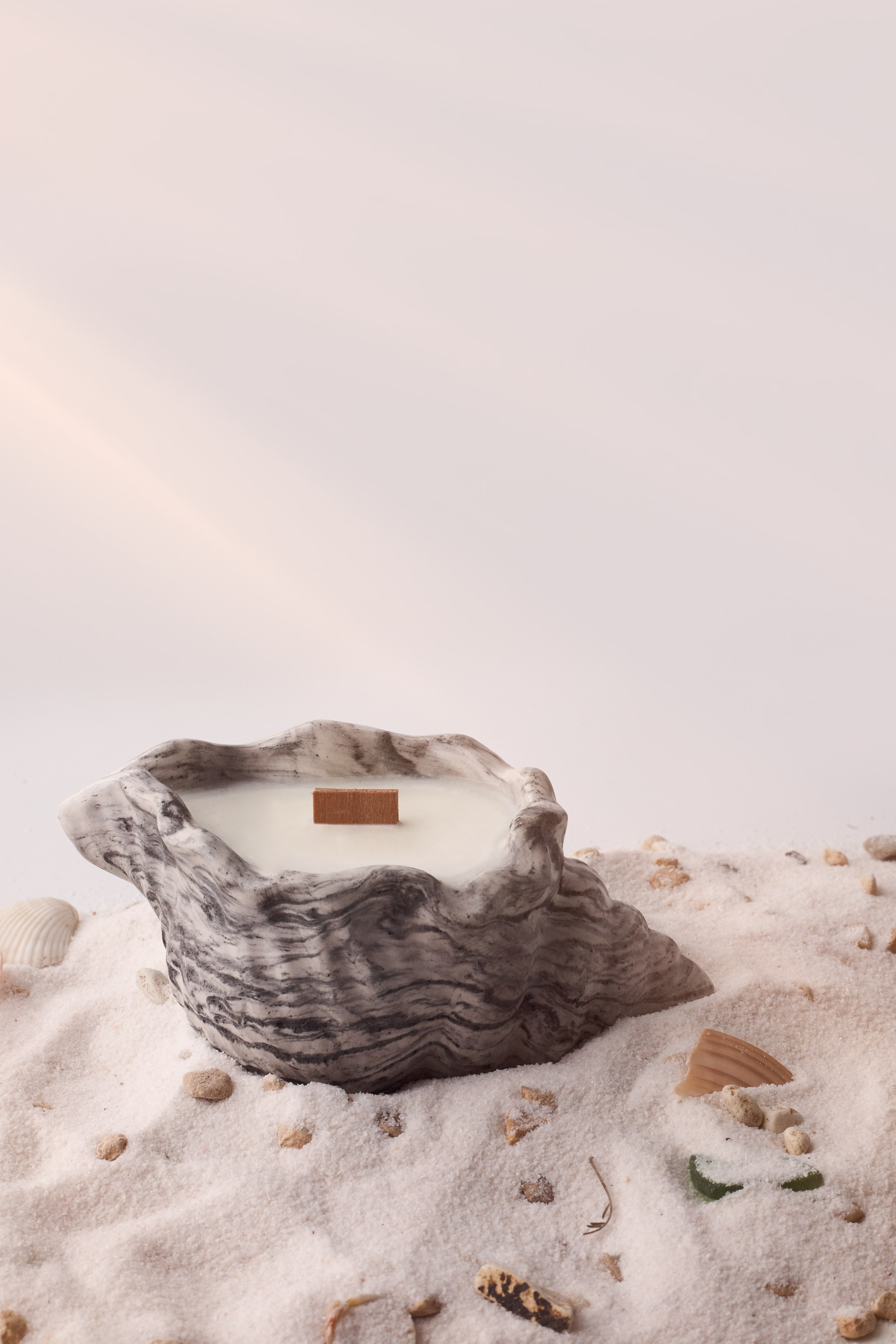 Фото свечи в плетёной корзинке на песке — предметная съёмка для Ozon.