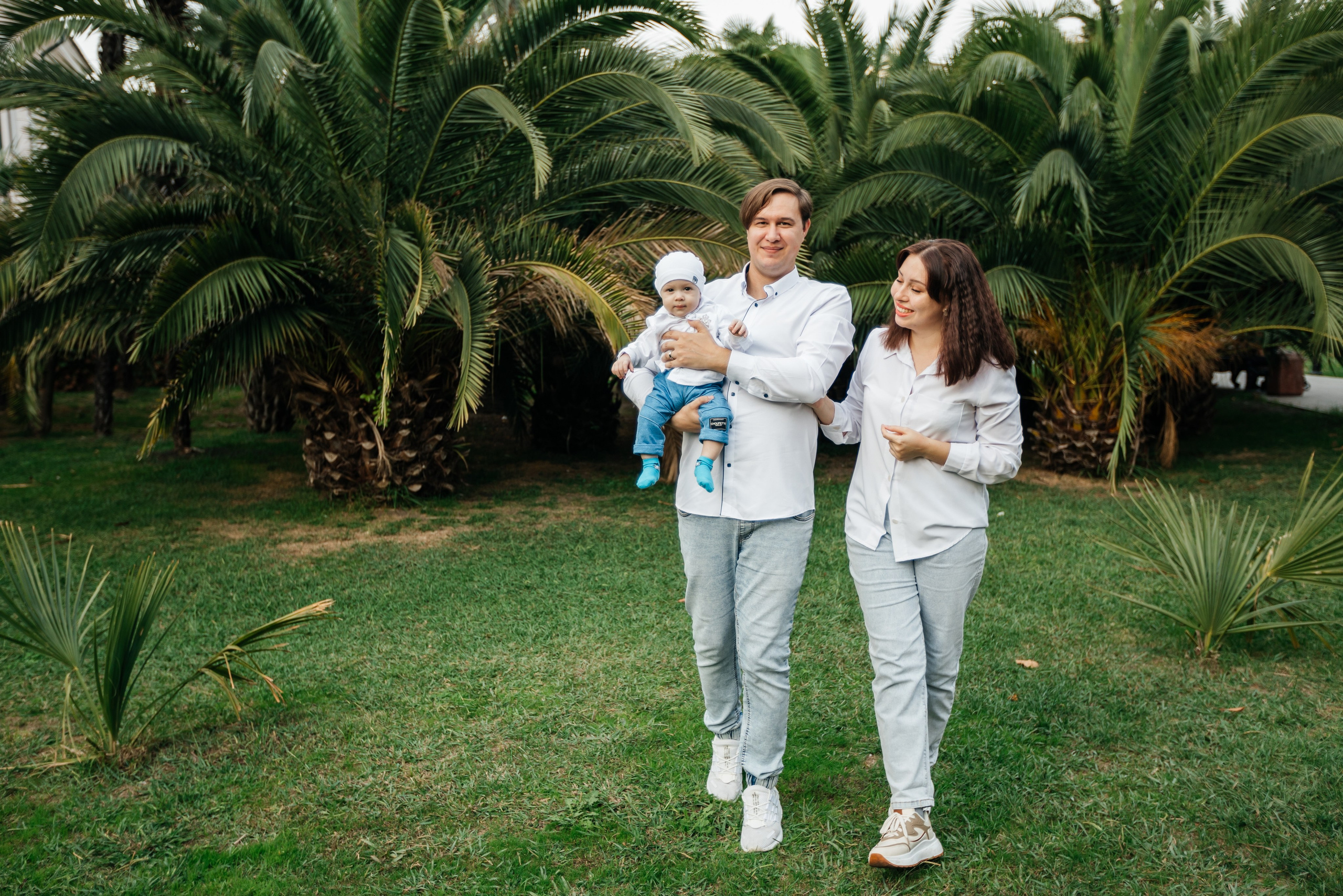 Алексей и Нарине с малышом. Фотограф в Сочи. Свадебная видеосъемка Сочи