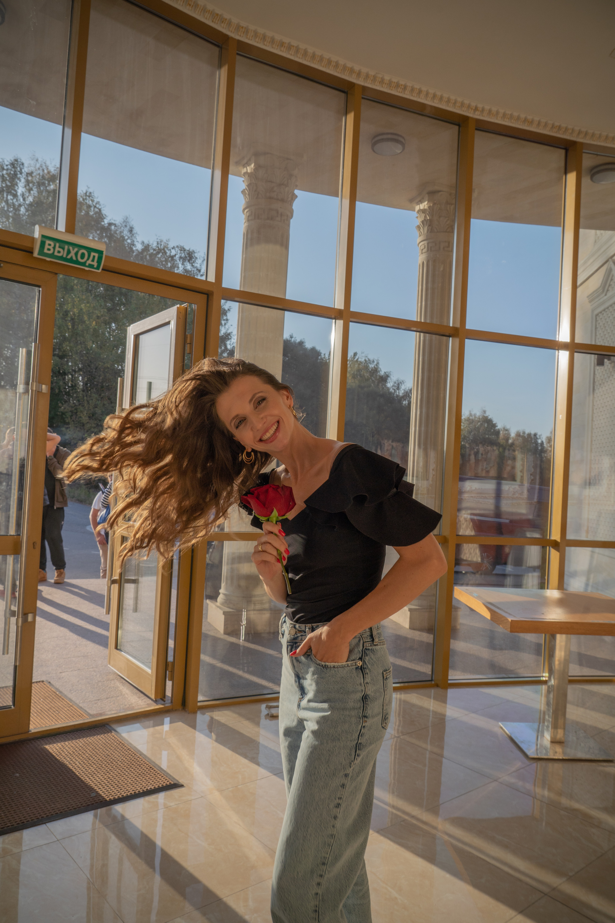 Съемка бэкстейджа сериала Сергея Жигунова Три друга, клад и матрос Кошка я была фотографом на мероприятии на финальном съемочном дне с огромной съемочной командой — операторы, режиссеры, актеры, гримеры, стилисты, костюмеры киношники киноделы кино киноплощадка 