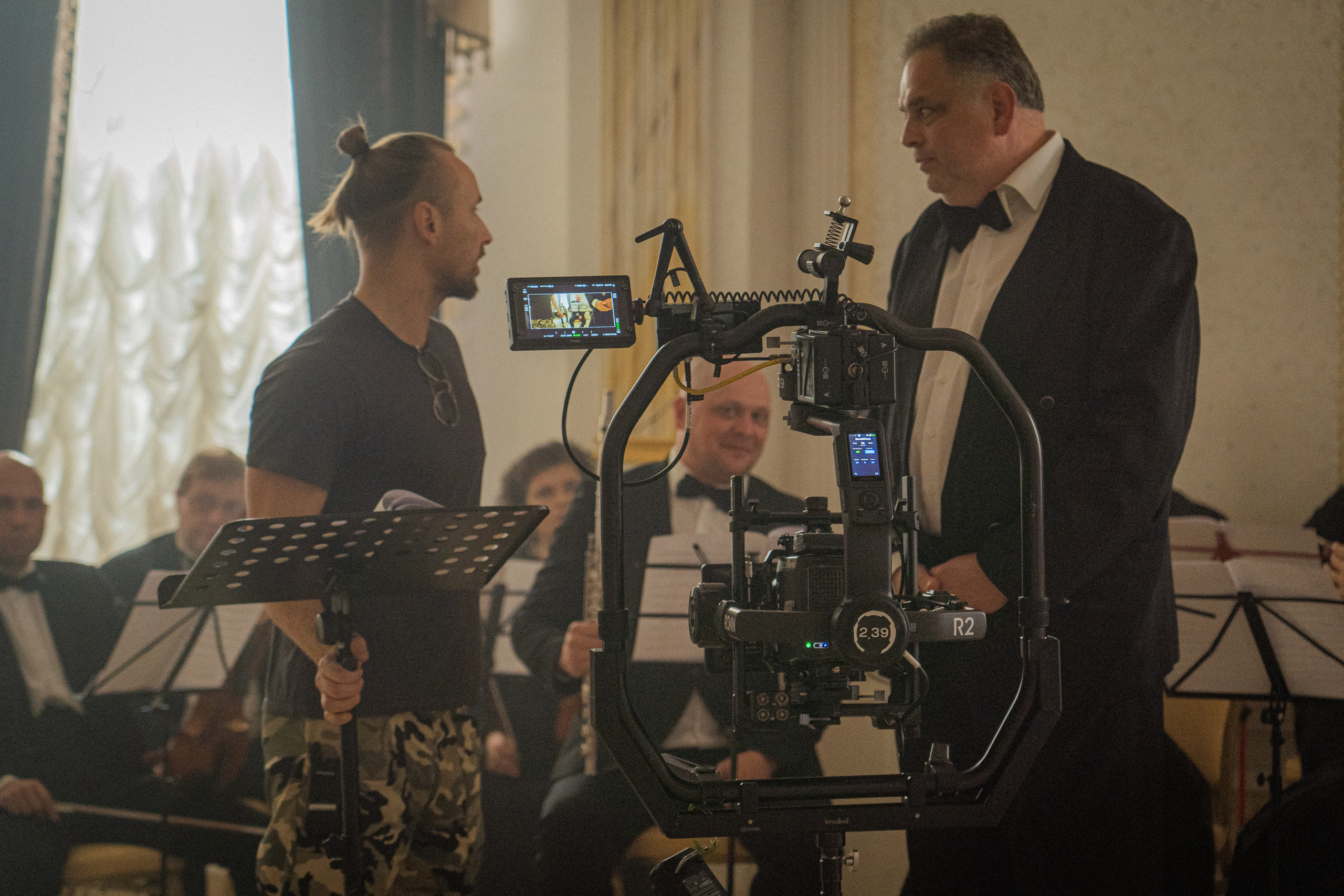 Съемка бэкстейджа сериала Сергея Жигунова Три друга, клад и матрос Кошка я была фотографом на мероприятии на финальном съемочном дне с огромной съемочной командой — операторы, режиссеры, актеры, гримеры, стилисты, костюмеры киношники киноделы кино киноплощадка 