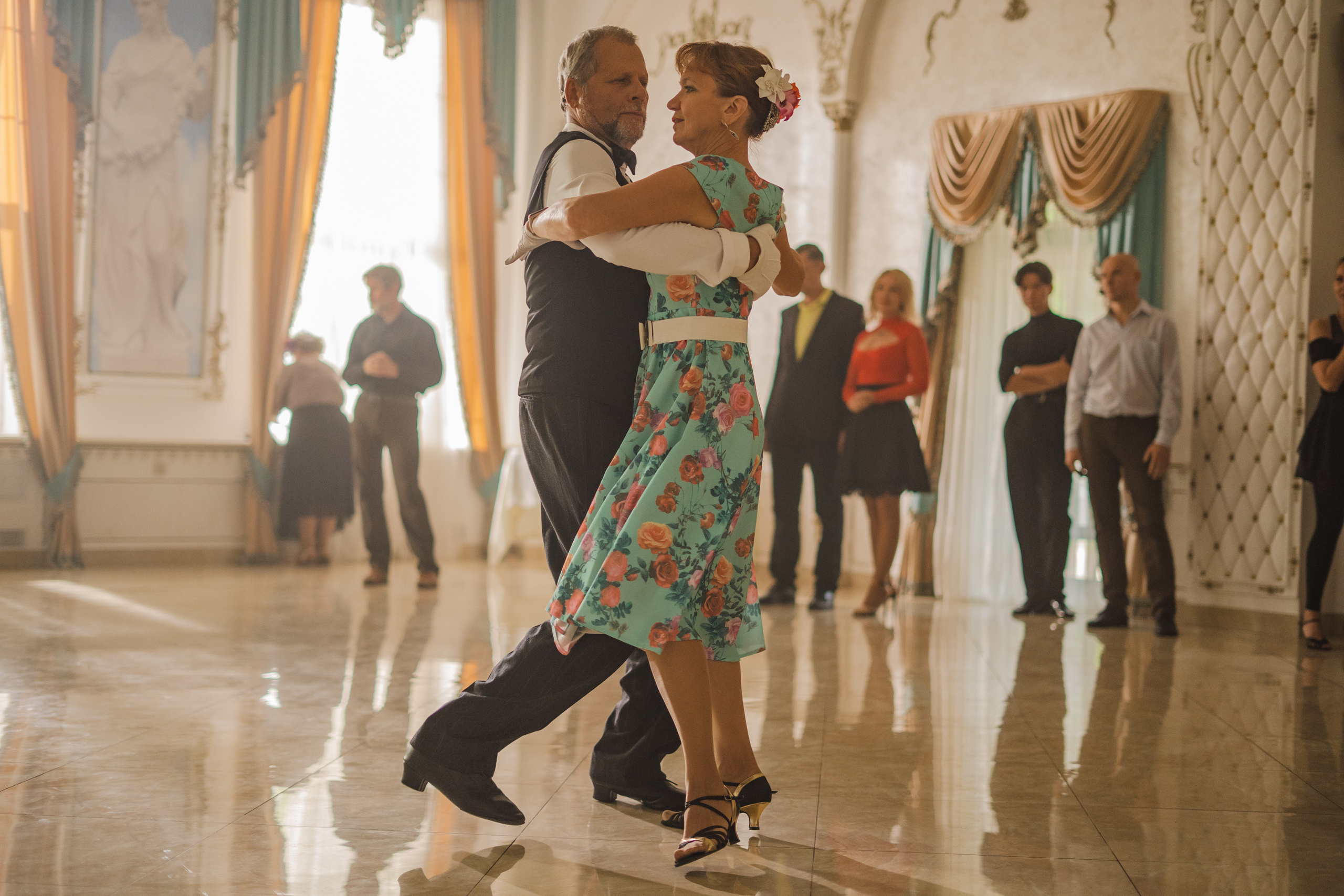 Съемка бэкстейджа сериала Сергея Жигунова Три друга, клад и матрос Кошка я была фотографом на мероприятии на финальном съемочном дне с огромной съемочной командой — операторы, режиссеры, актеры, гримеры, стилисты, костюмеры киношники киноделы кино киноплощадка 