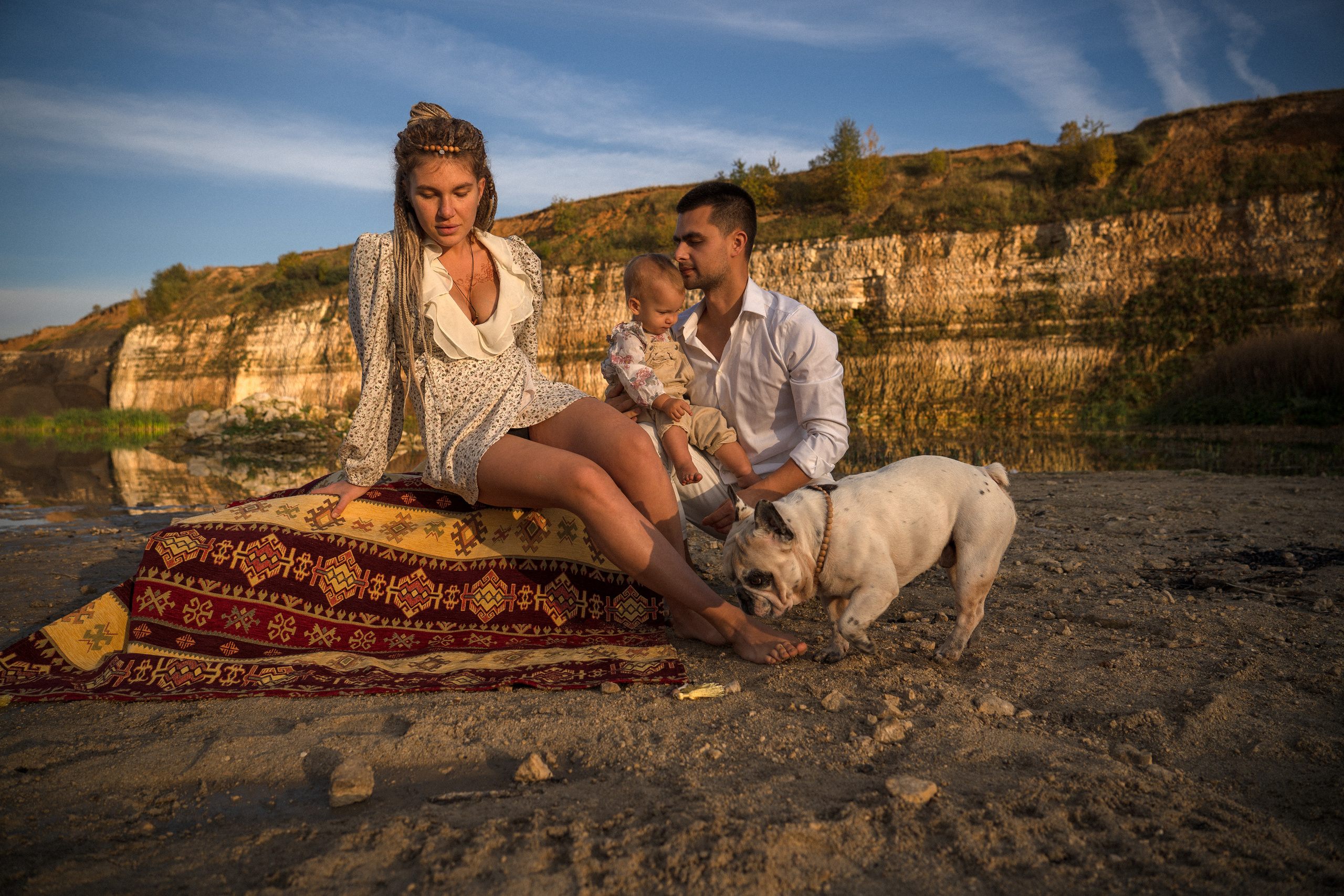 Семейная фотосессия для Люси, Айрата, Ясмин и Кекса в секретной локации на карьерах, где добывают известняк, в тридцати километрах от Москвы. Золотая осень, сентбярь, закат. 