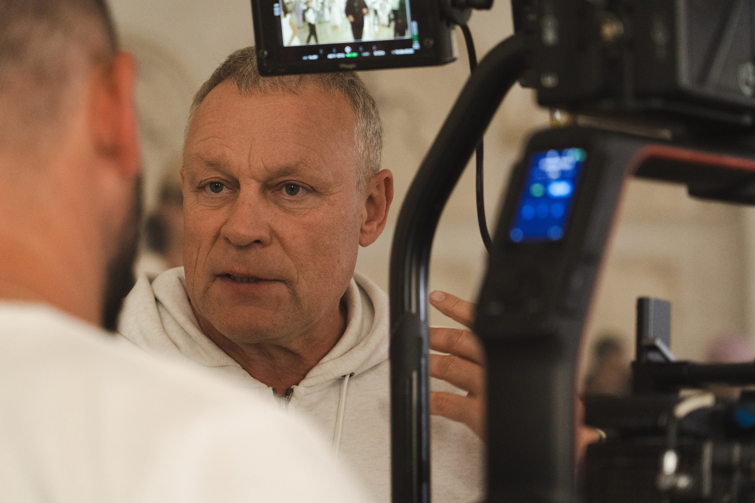 Съемка бэкстейджа сериала Сергея Жигунова Три друга, клад и матрос Кошка я была фотографом на мероприятии на финальном съемочном дне с огромной съемочной командой — операторы, режиссеры, актеры, гримеры, стилисты, костюмеры киношники киноделы кино киноплощадка 