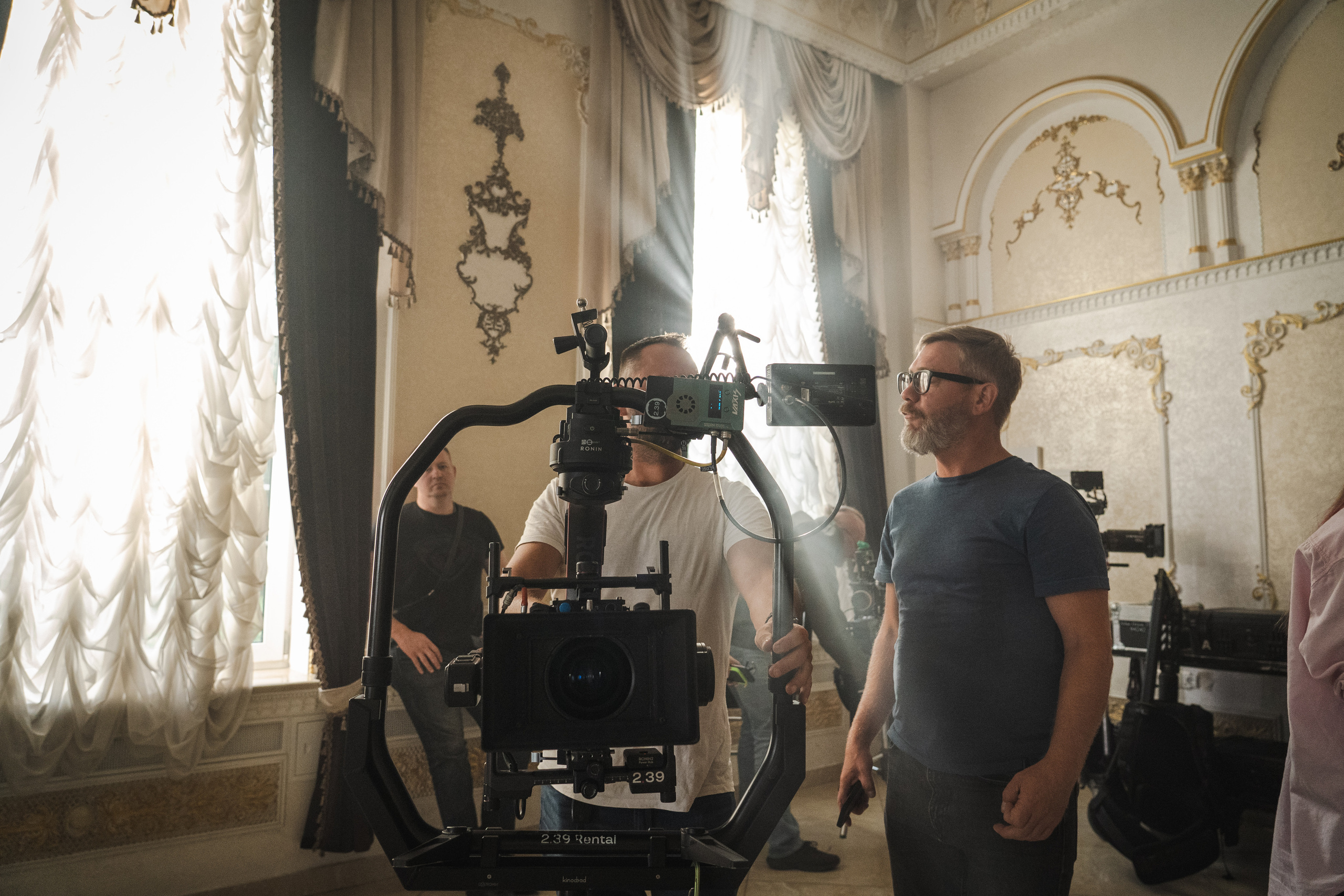 Съемка бэкстейджа сериала Сергея Жигунова Три друга, клад и матрос Кошка я была фотографом на мероприятии на финальном съемочном дне с огромной съемочной командой — операторы, режиссеры, актеры, гримеры, стилисты, костюмеры киношники киноделы кино киноплощадка 