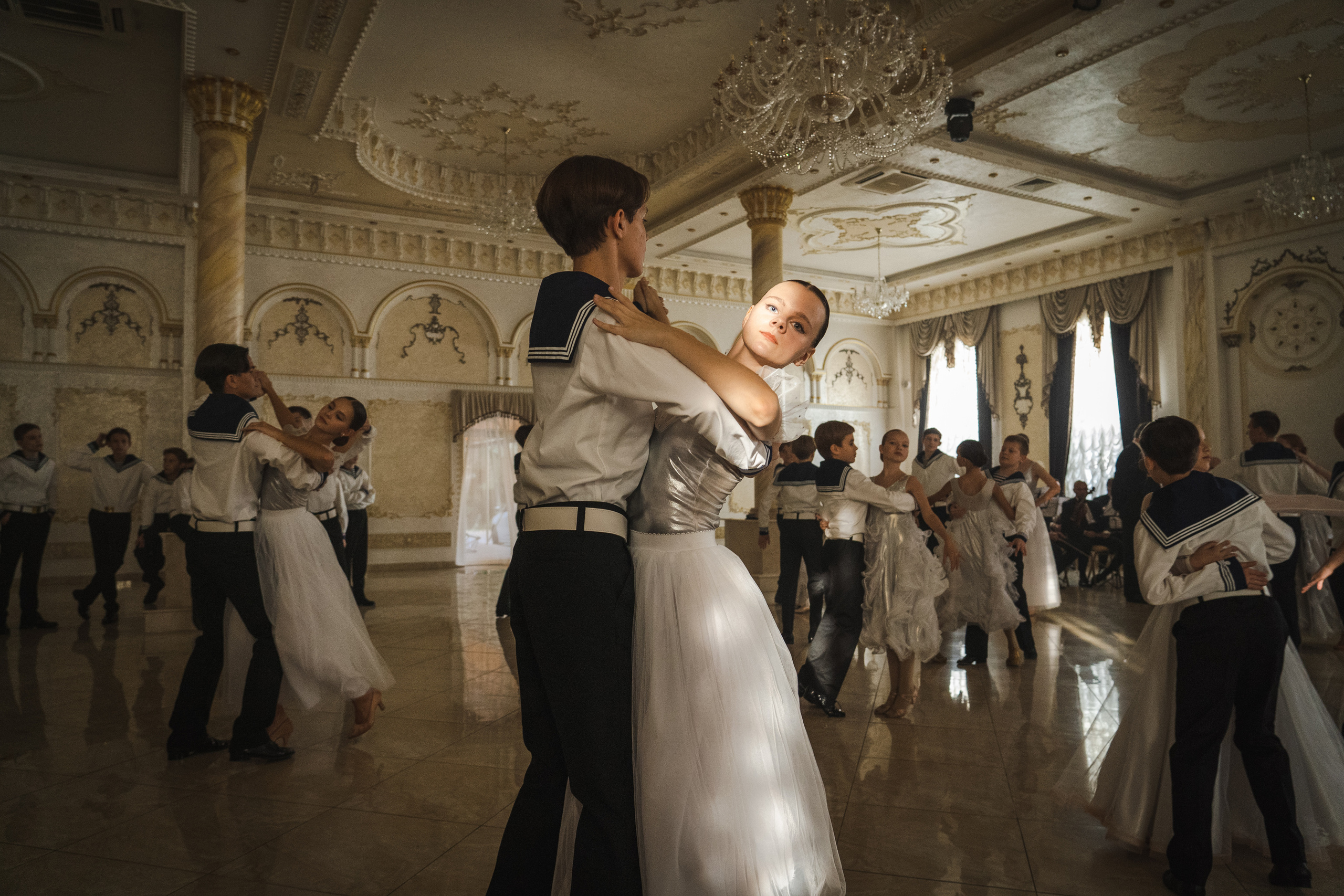 Съемка бэкстейджа сериала Сергея Жигунова Три друга, клад и матрос Кошка я была фотографом на мероприятии на финальном съемочном дне с огромной съемочной командой — операторы, режиссеры, актеры, гримеры, стилисты, костюмеры киношники киноделы кино киноплощадка 