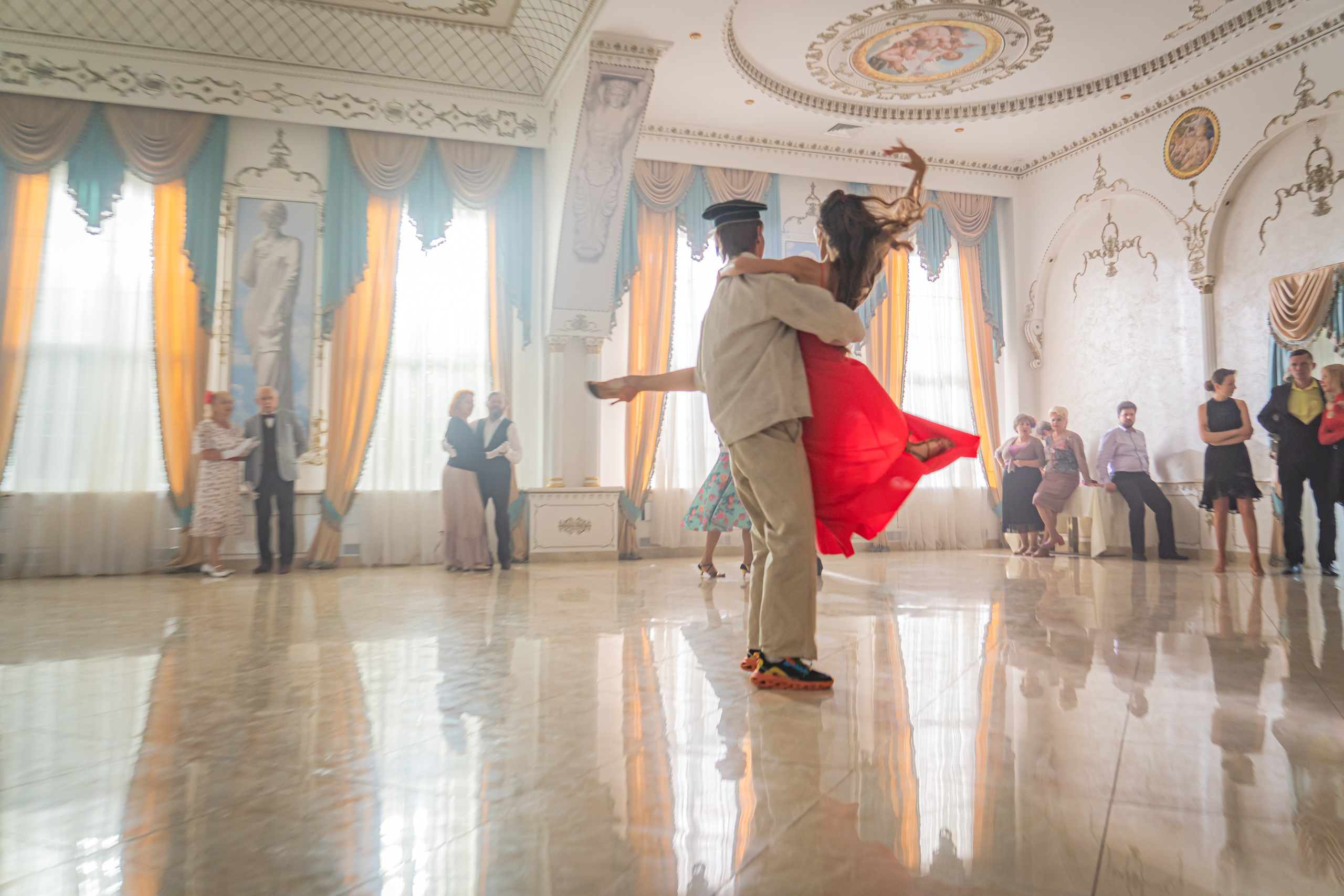 Съемка бэкстейджа сериала Сергея Жигунова Три друга, клад и матрос Кошка я была фотографом на мероприятии на финальном съемочном дне с огромной съемочной командой — операторы, режиссеры, актеры, гримеры, стилисты, костюмеры киношники киноделы кино киноплощадка 