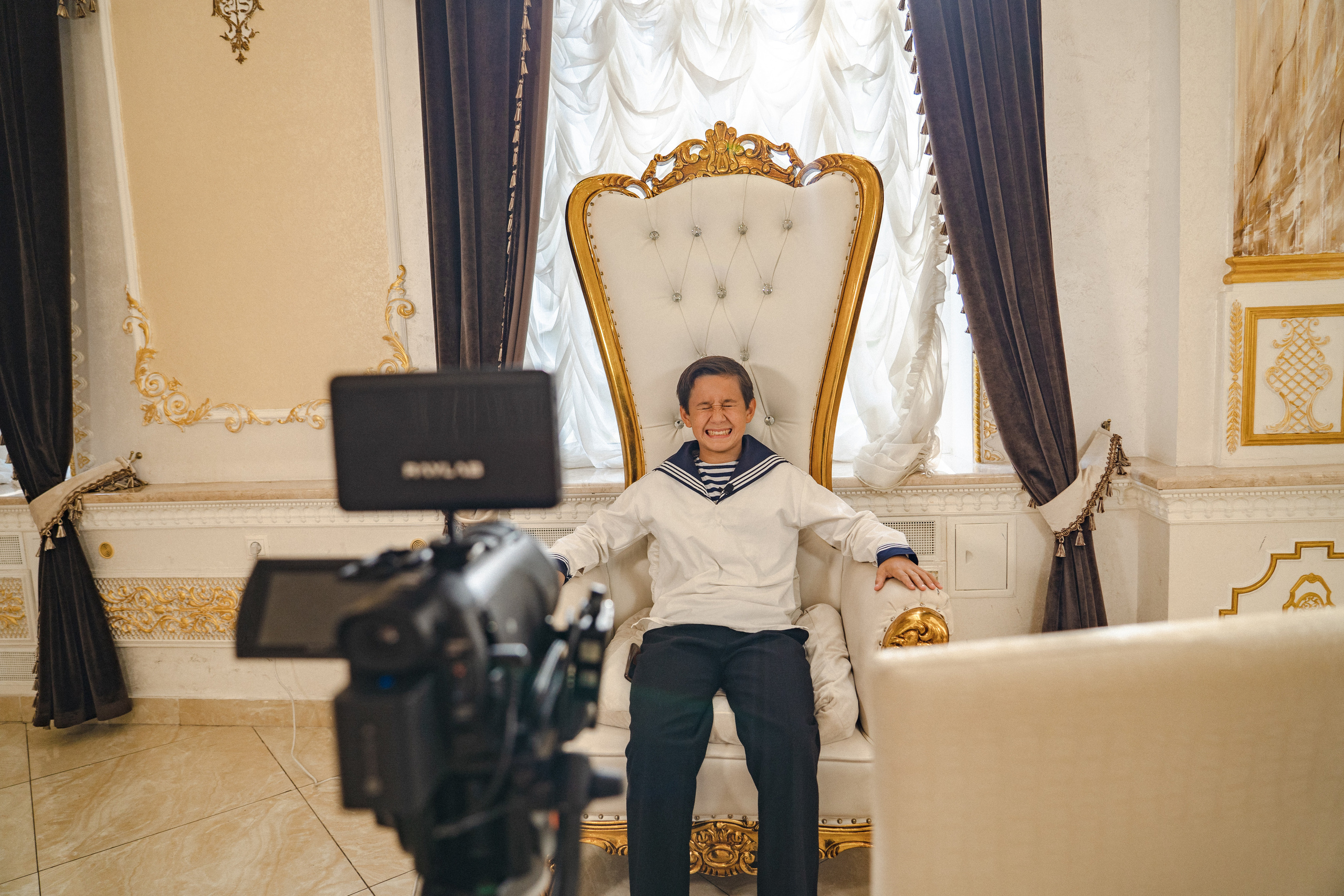 Съемка бэкстейджа сериала Сергея Жигунова Три друга, клад и матрос Кошка я была фотографом на мероприятии на финальном съемочном дне с огромной съемочной командой — операторы, режиссеры, актеры, гримеры, стилисты, костюмеры киношники киноделы кино киноплощадка 