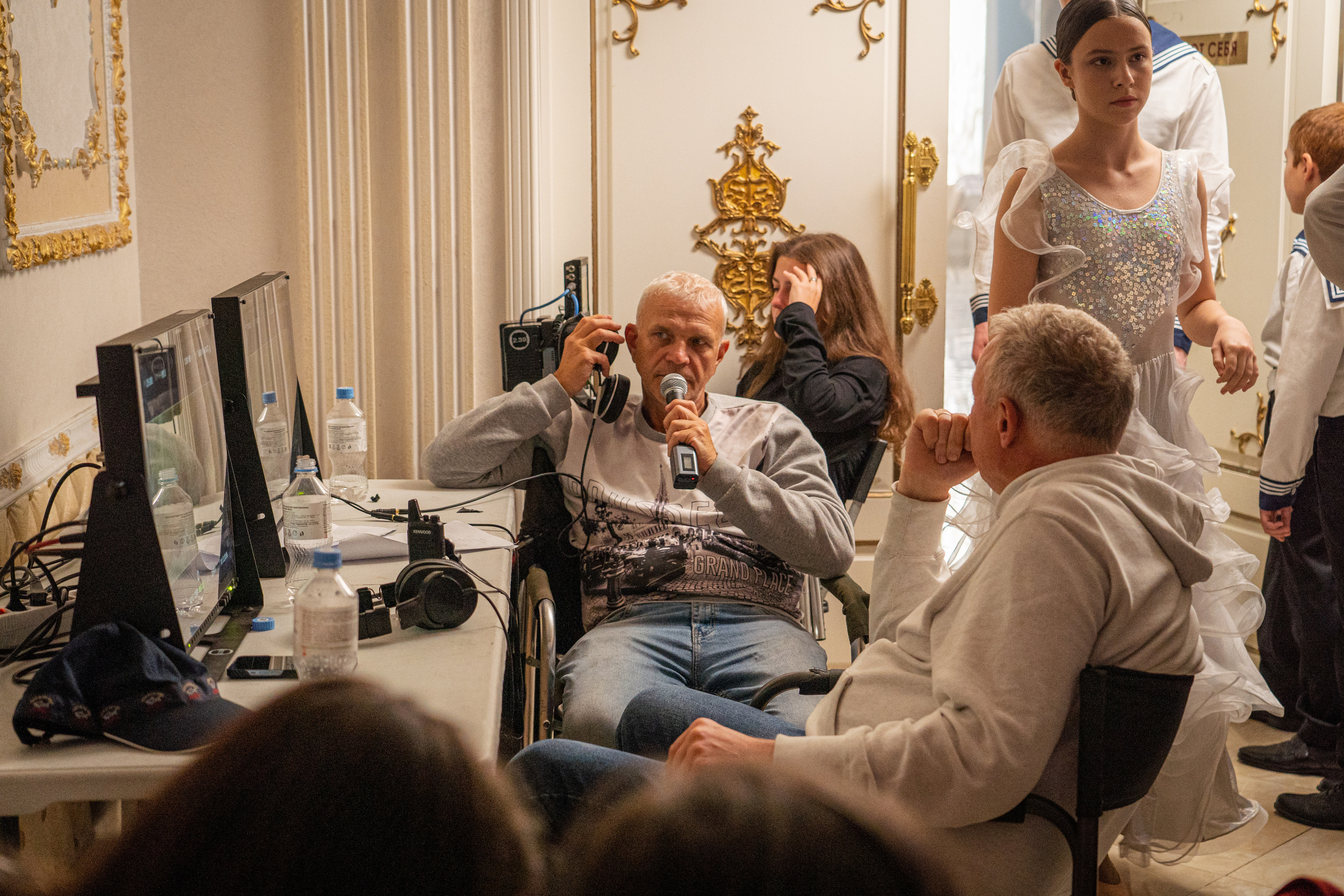 Съемка бэкстейджа сериала Сергея Жигунова Три друга, клад и матрос Кошка я была фотографом на мероприятии на финальном съемочном дне с огромной съемочной командой — операторы, режиссеры, актеры, гримеры, стилисты, костюмеры киношники киноделы кино киноплощадка 