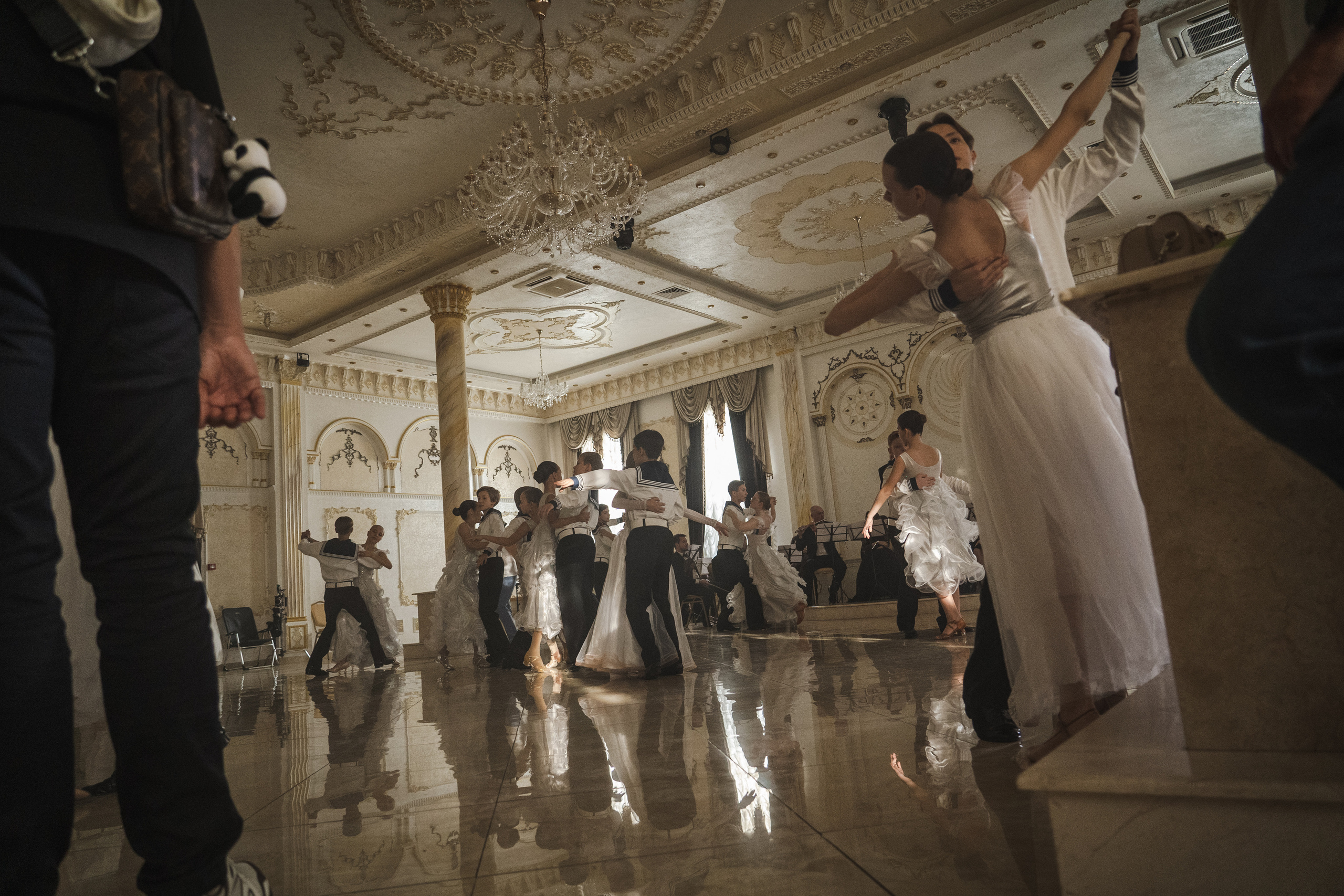 Съемка бэкстейджа сериала Сергея Жигунова Три друга, клад и матрос Кошка я была фотографом на мероприятии на финальном съемочном дне с огромной съемочной командой — операторы, режиссеры, актеры, гримеры, стилисты, костюмеры киношники киноделы кино киноплощадка 